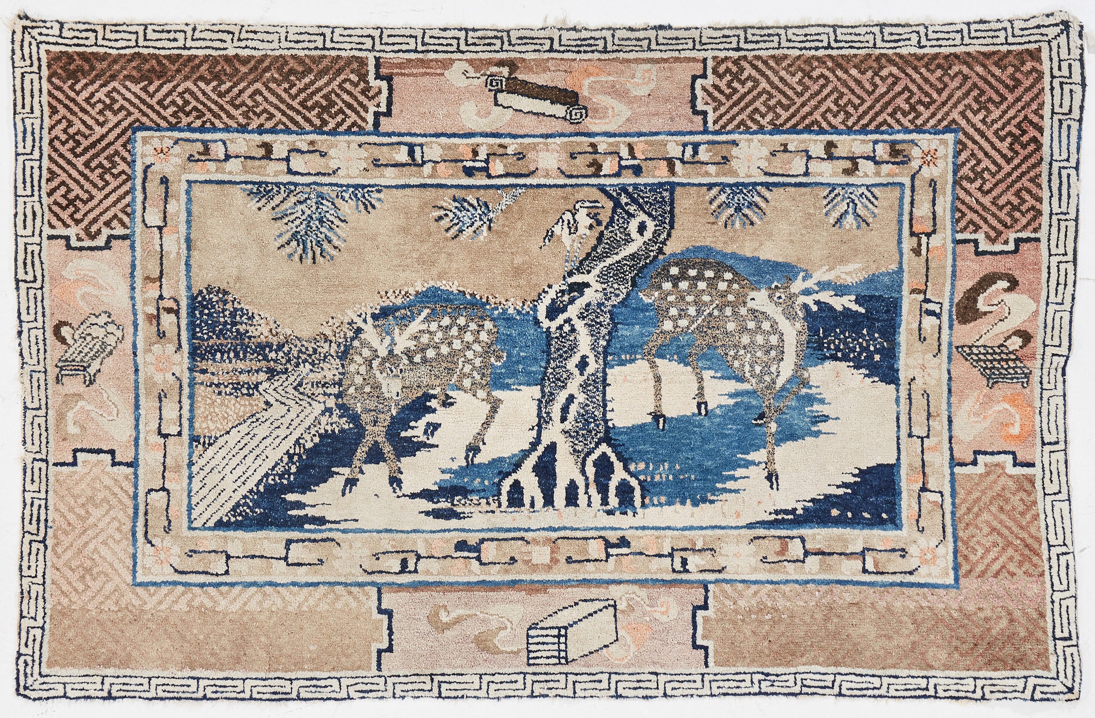 MATTA, Kina, antik, mönster med rådjur, ca 123x194 cm.