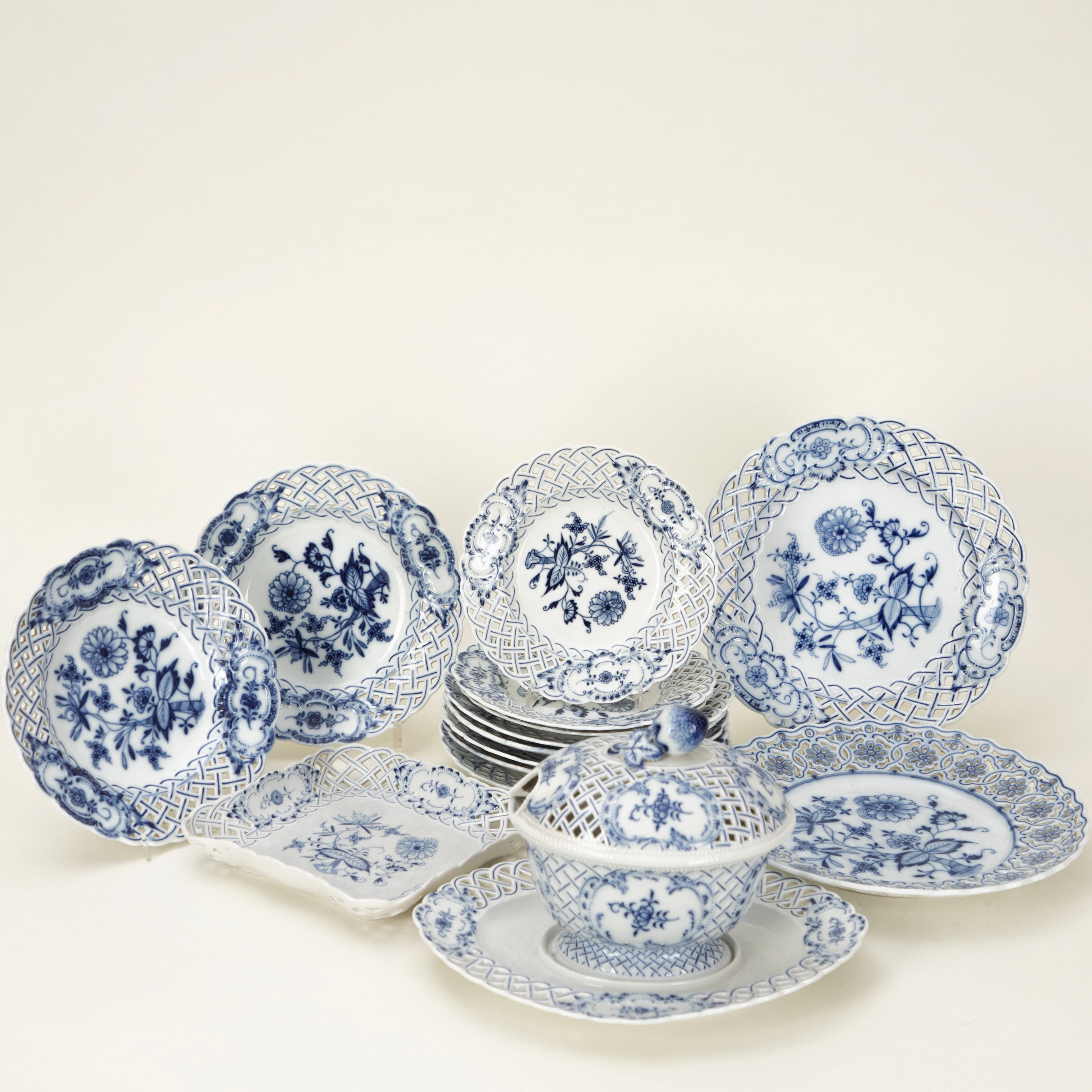 MEISSEN UND C. TEICHERT. Sammlung Geschirrteile ´Zwiebelmuster` mit