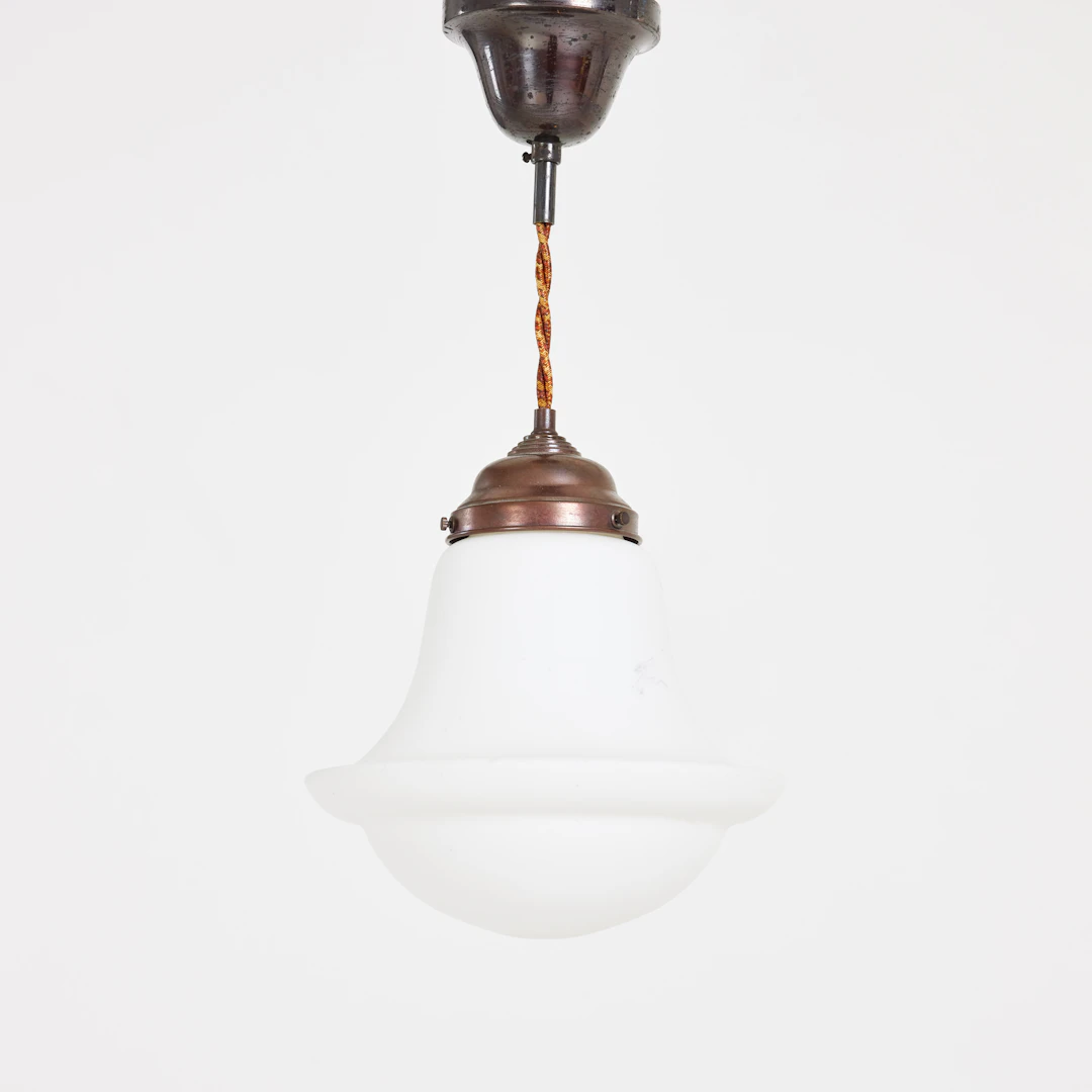 TAKLAMPA. Patinerad metall, glas, 1900 talets första hälft.