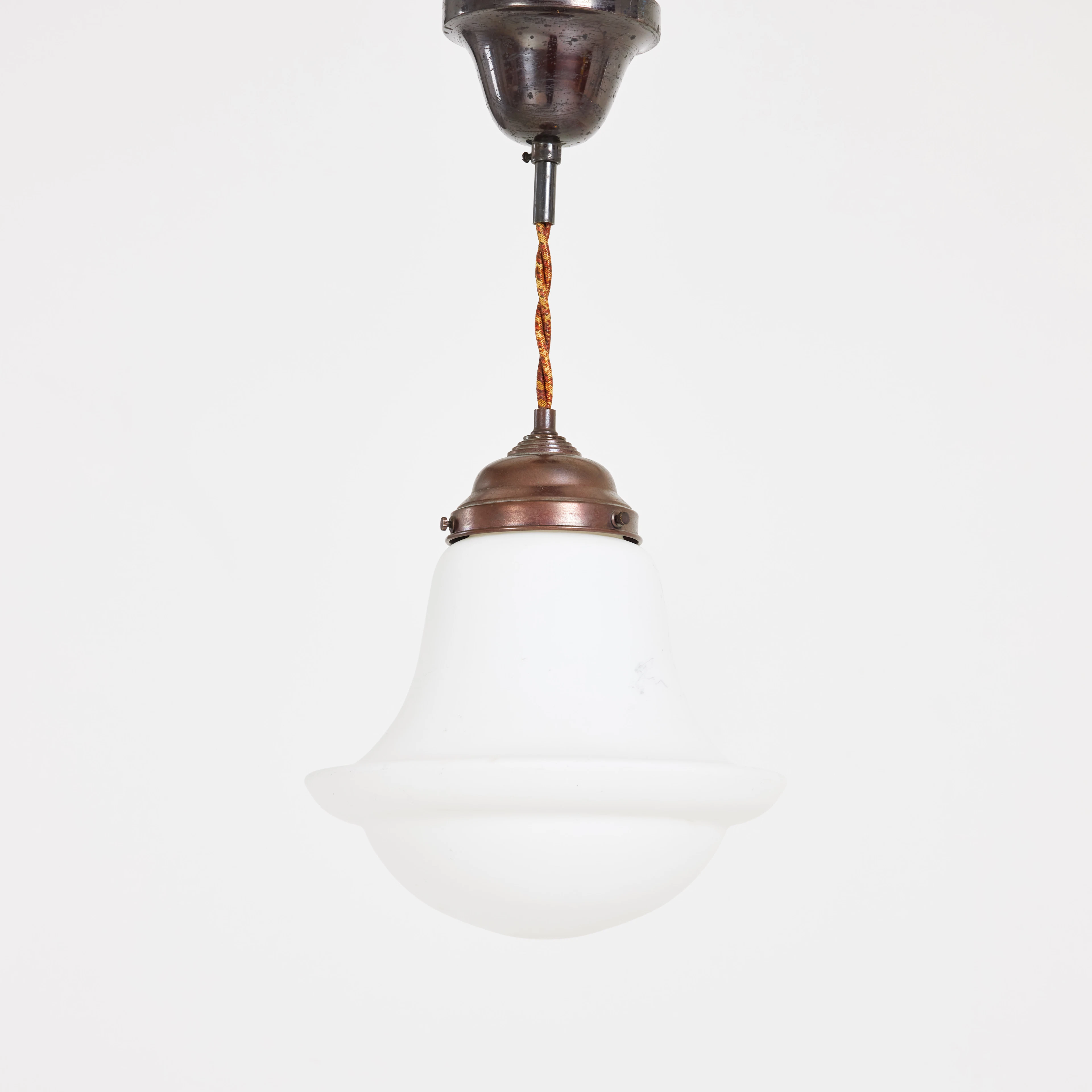 TAKLAMPA. Patinerad metall, glas, 1900 talets första hälft.