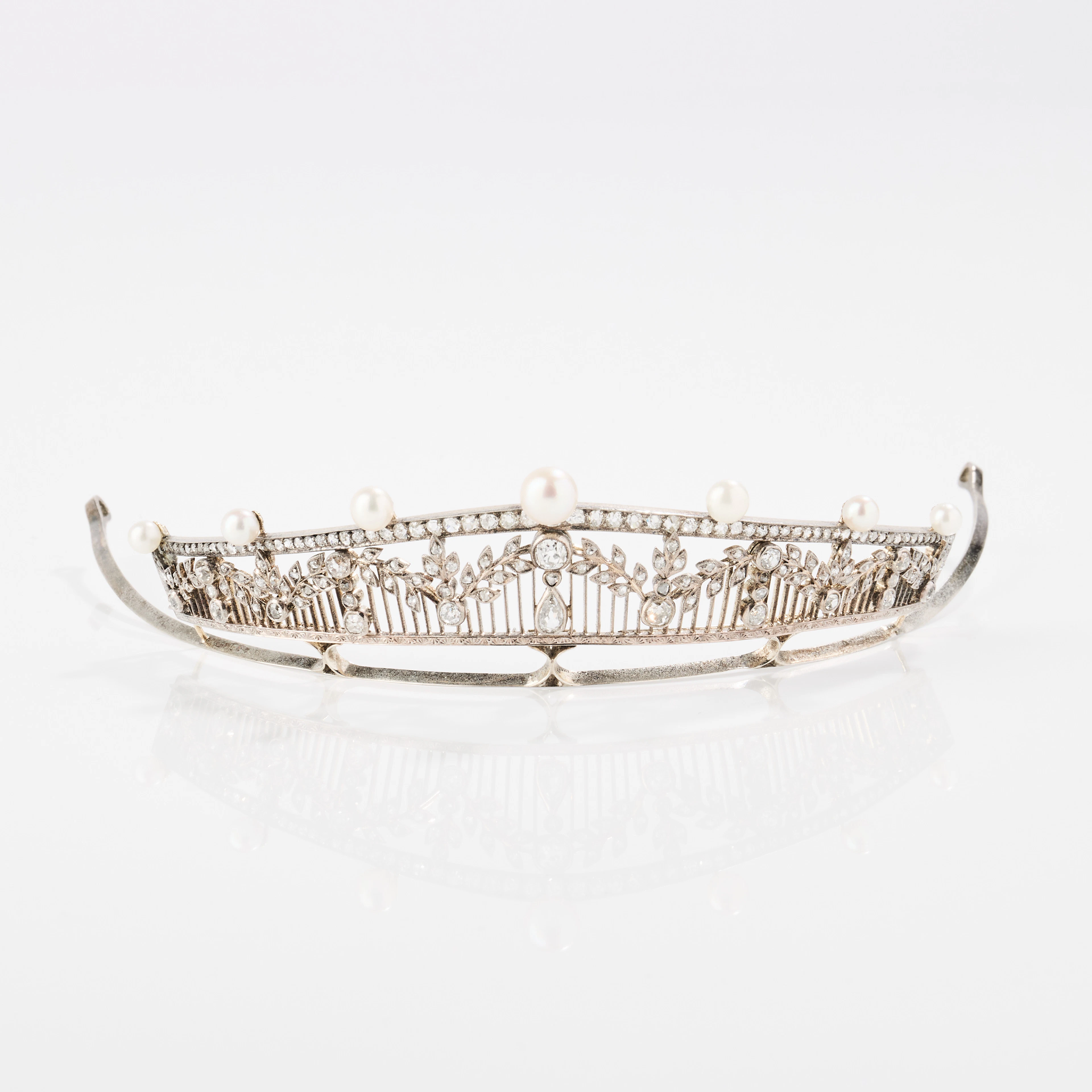 TIARA, ca 14K guld/platina med odlade pärlor och diamanter, Belle