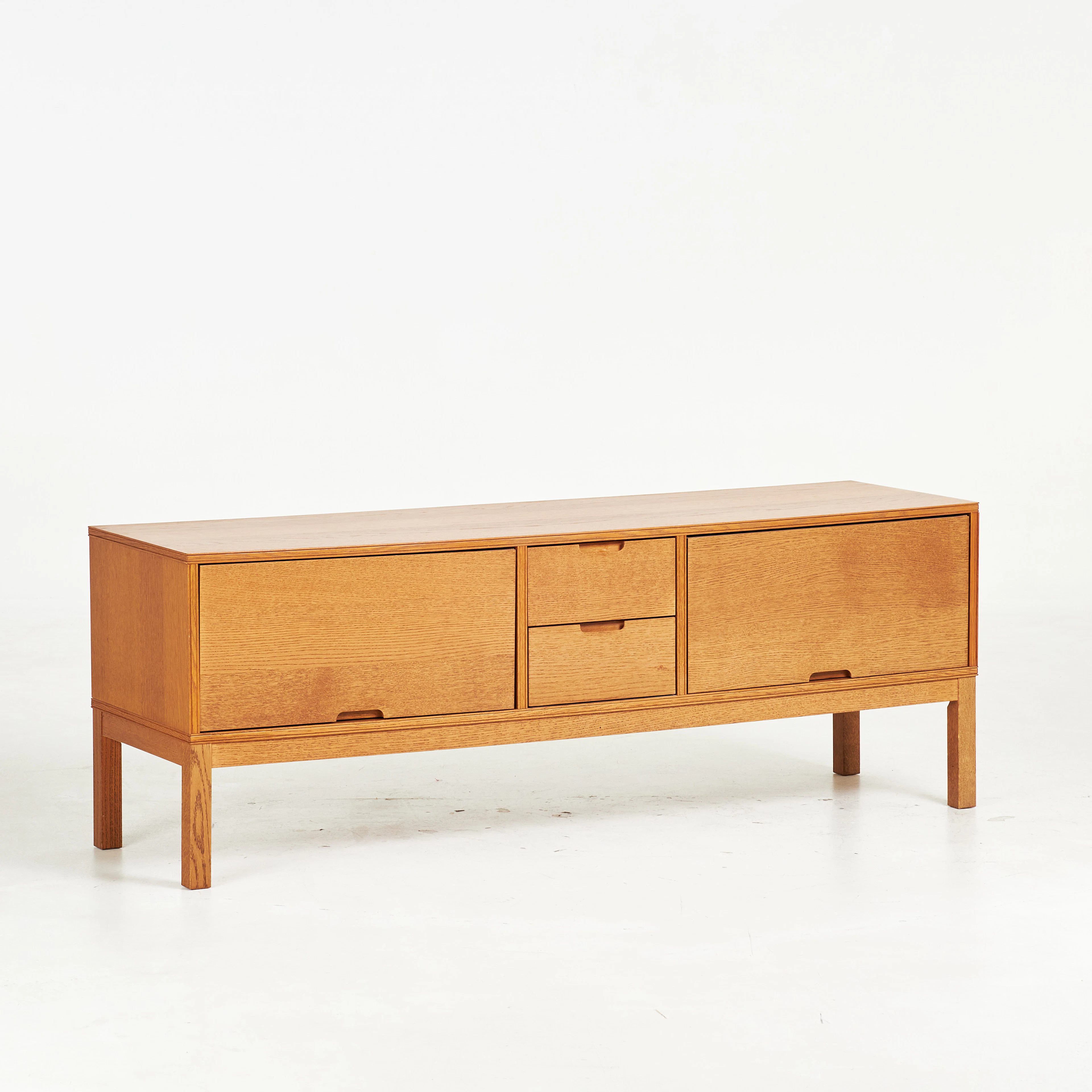 KNUT & MARIANNE HAGBERG. Sideboard, fanérat i ek, "Stockholm", IKEA.