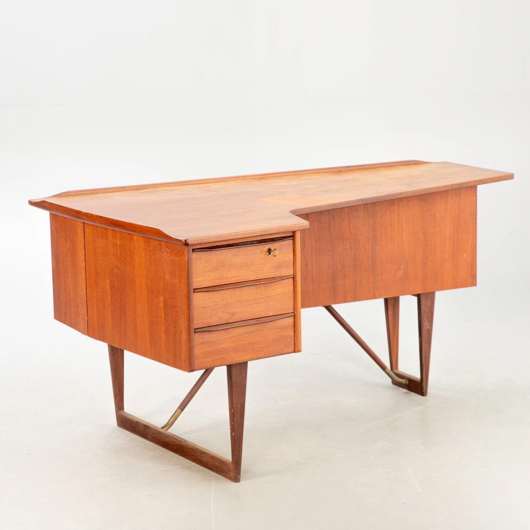 PETER LØVIG NIELSEN. Løvig. Schreibtisch 'Boomerang'. Teak, Entwurf