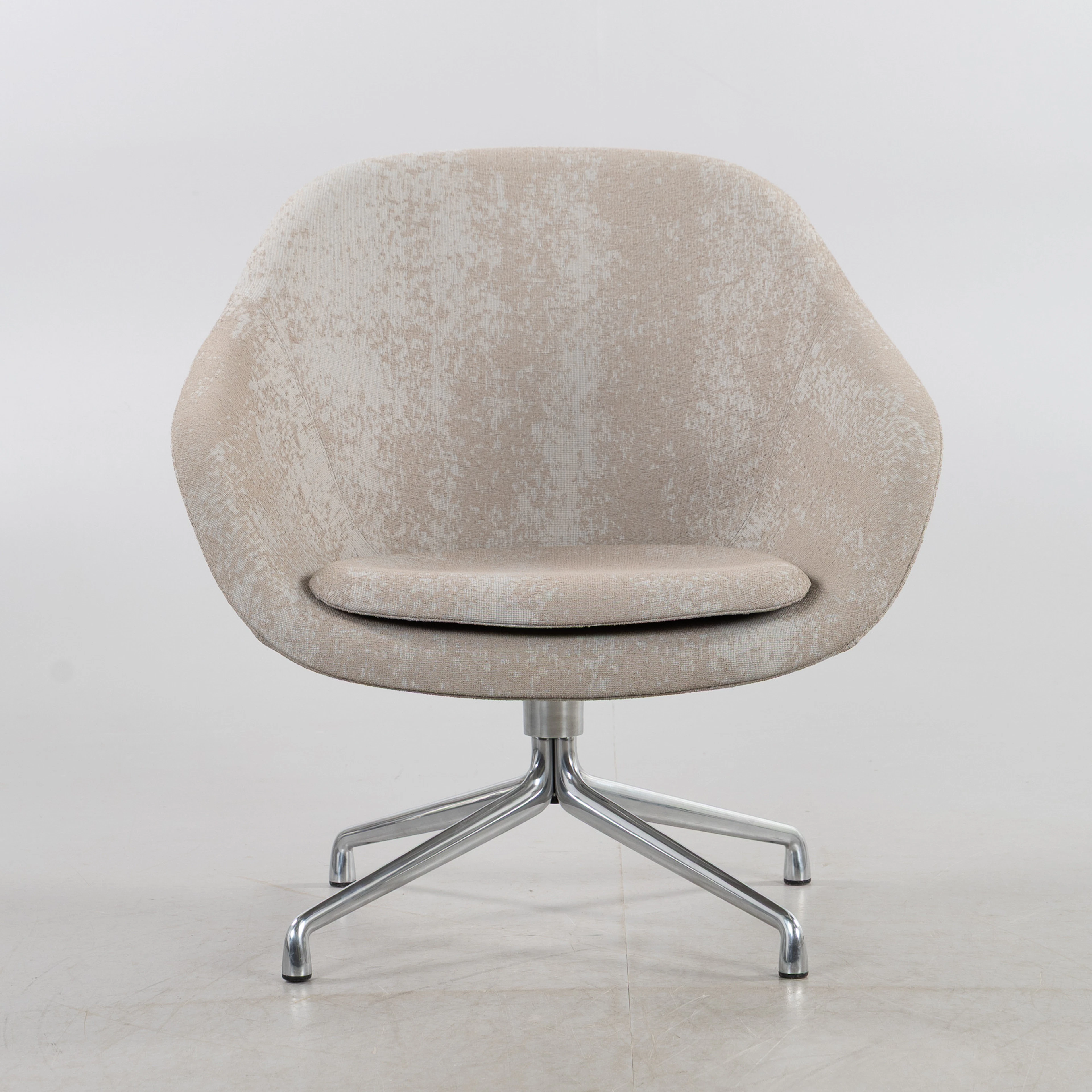 HEE WELLING. HAY, Danmark, Snurrfåtölj, "About a Lounge chair", i