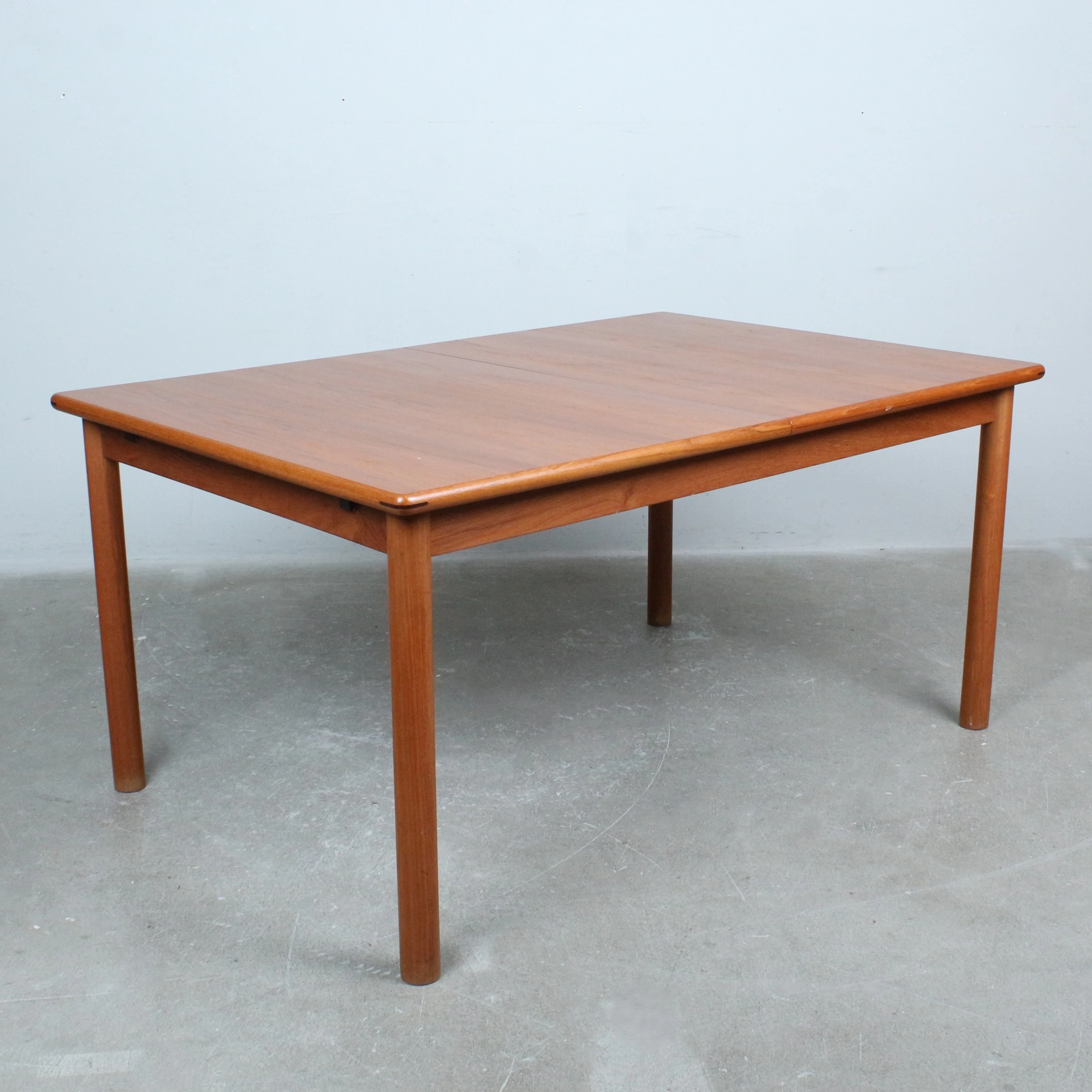 Dänischer Esstisch mit integrierten Butterfly-Einlegeplatten, Teak, 1970er.