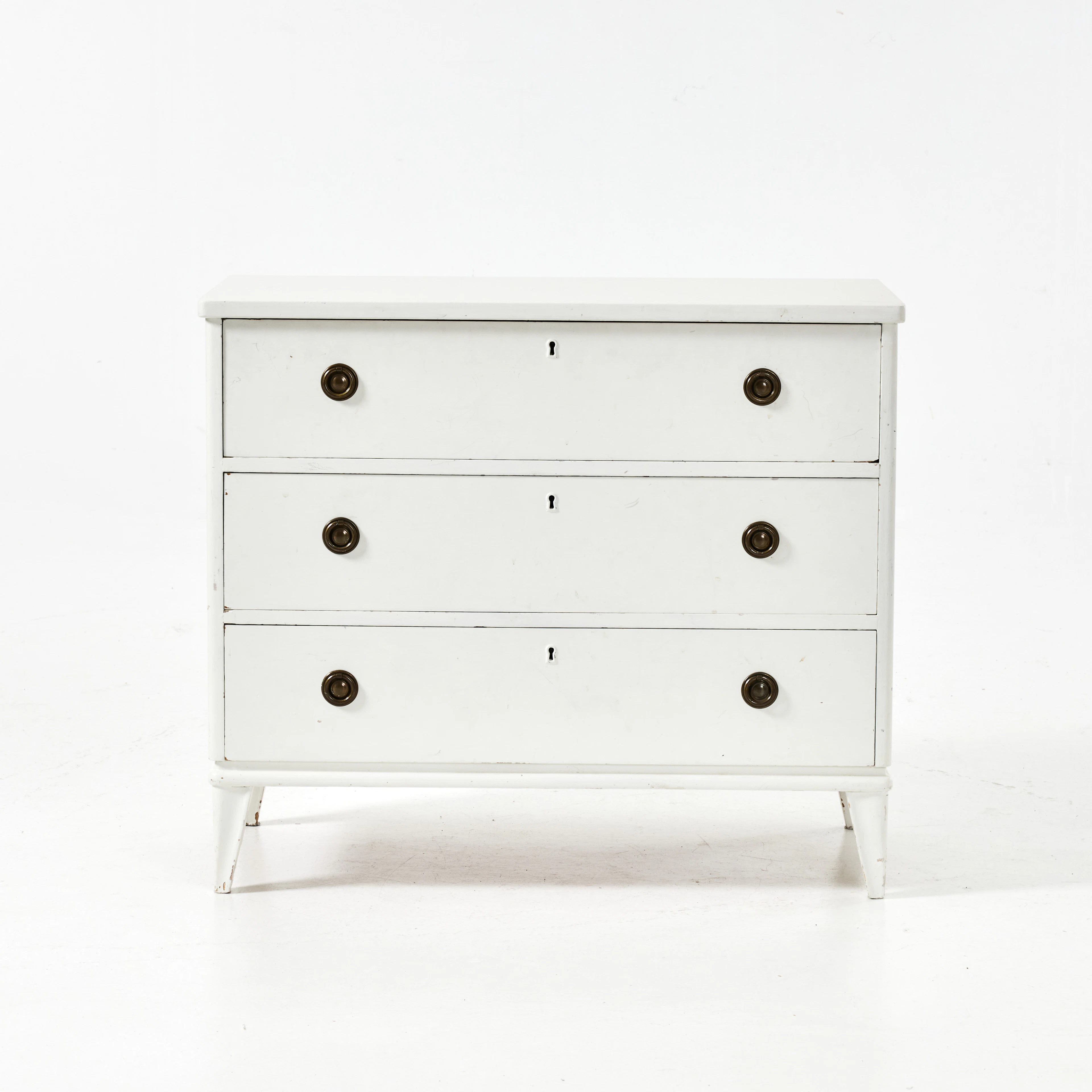 BYRÅ, vitmålad, 1900-tal, 3 lådor, invändigt svartmålade lådor, draghandtag