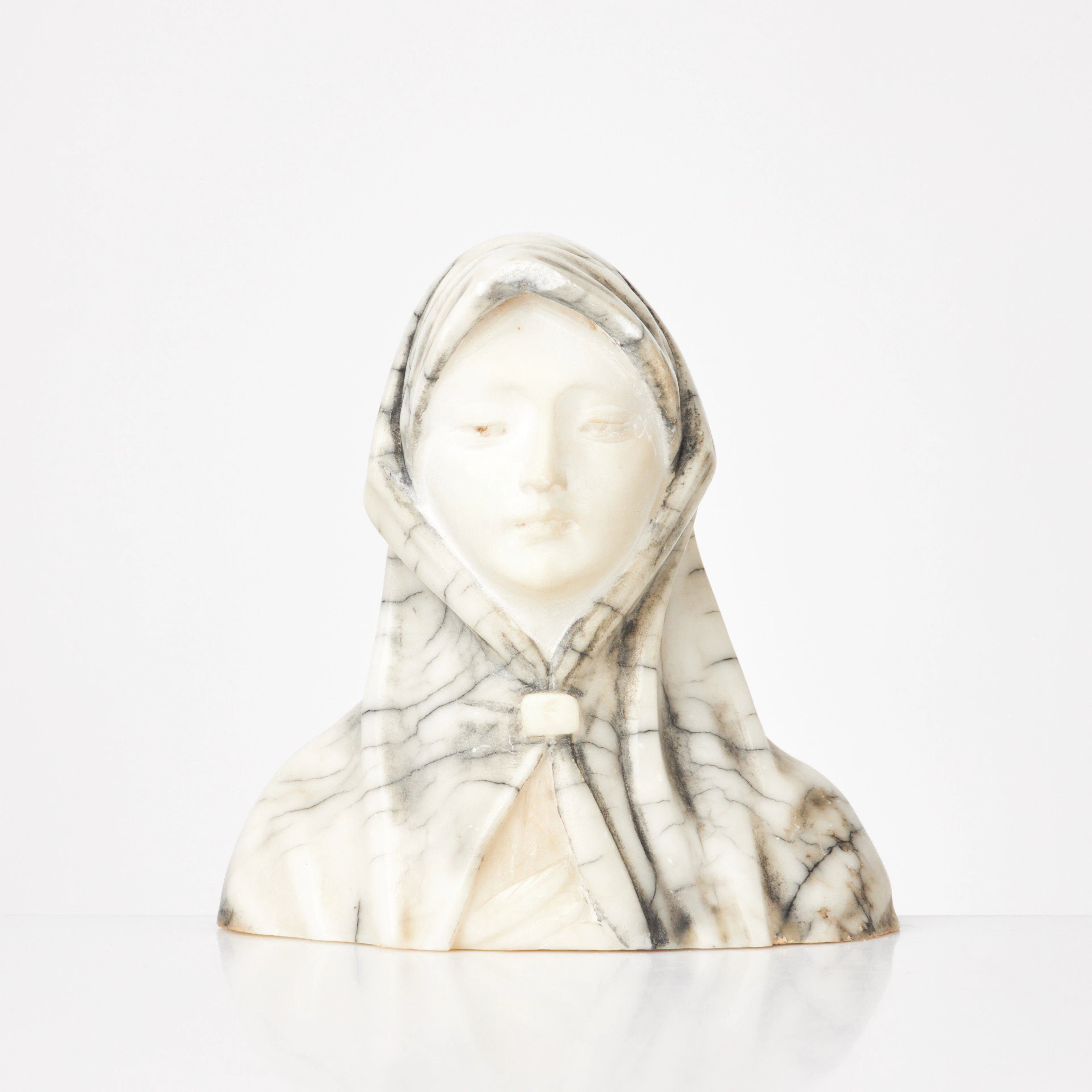 SKULPTUR, kvinna med slöja, alabaster, 1900-tal.