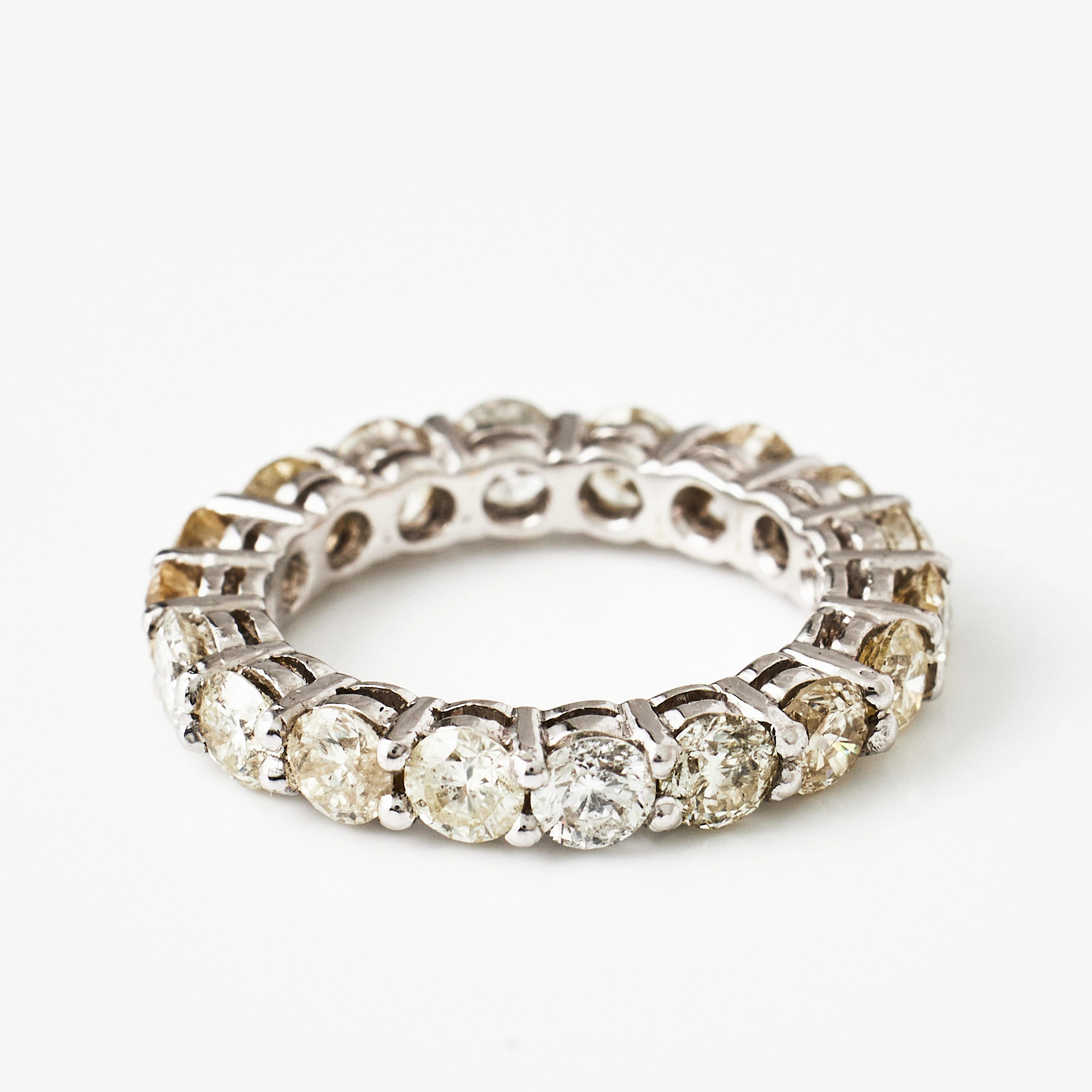 HELALLIANSRING, 14 k vitguld, 18 briljanter totalt ca 2,88 ct, ostämplad.