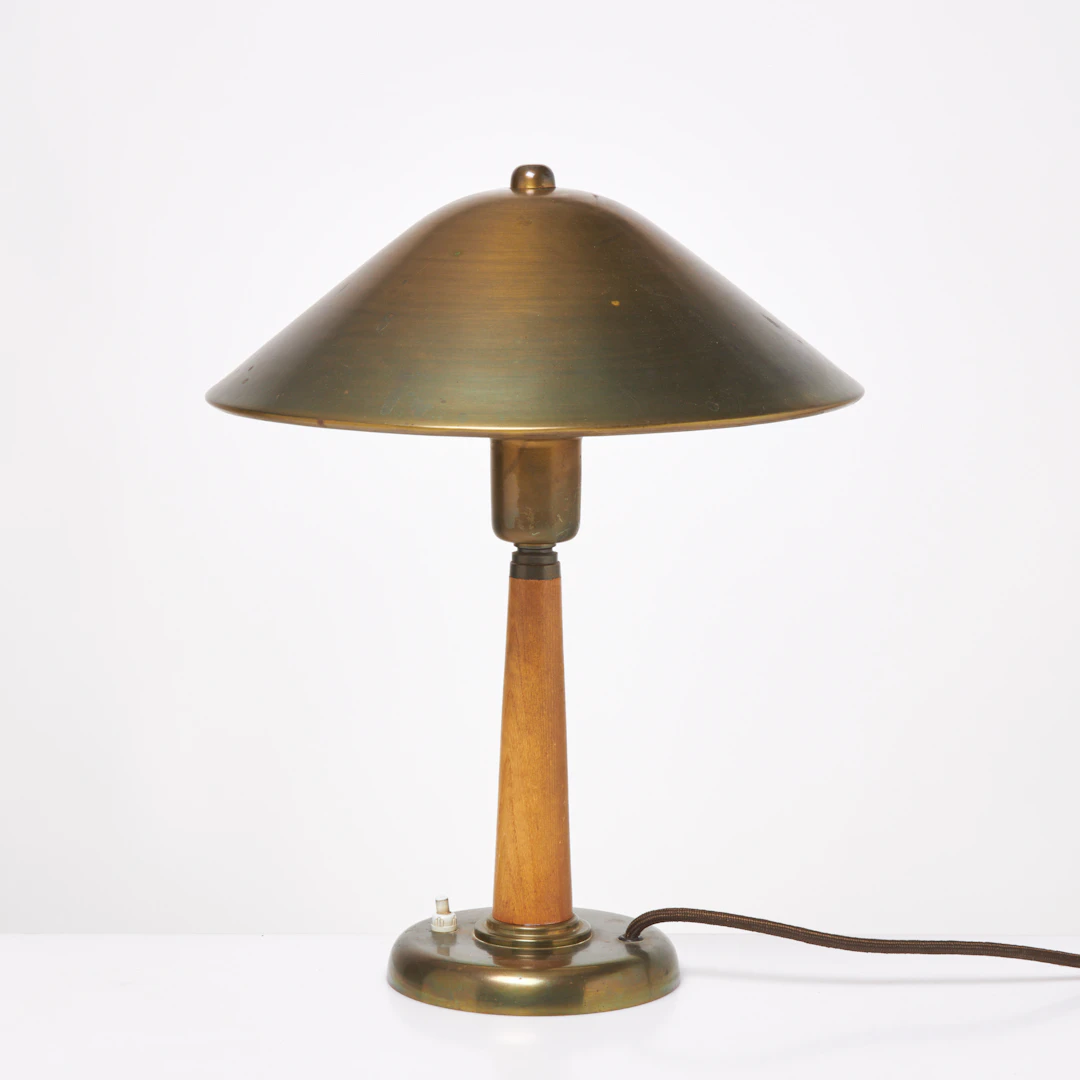 BORDSLAMPA, delvis vitlackerad mässing, trä, omkring 1900-talets mitt.