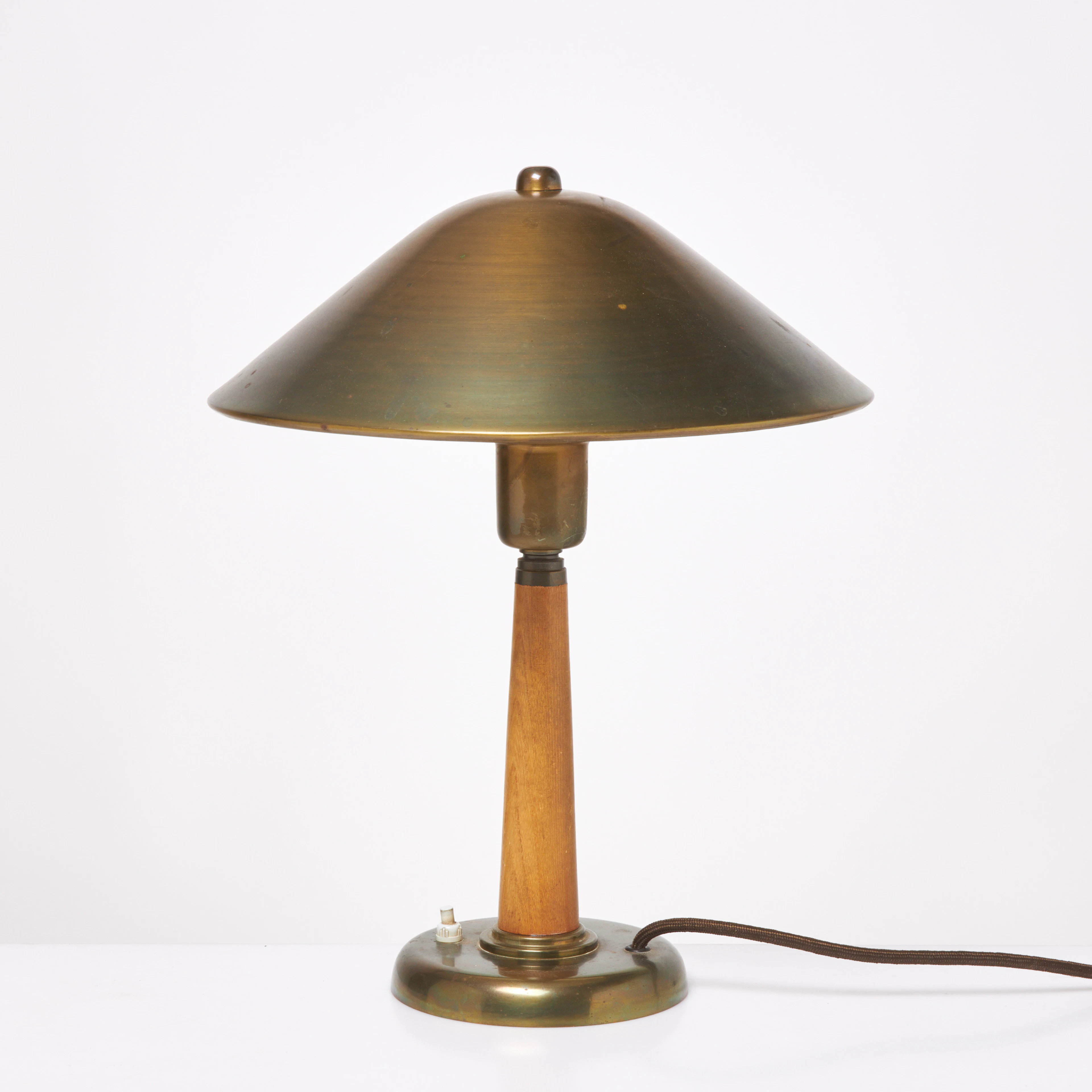BORDSLAMPA, delvis vitlackerad mässing, trä, omkring 1900-talets mitt.