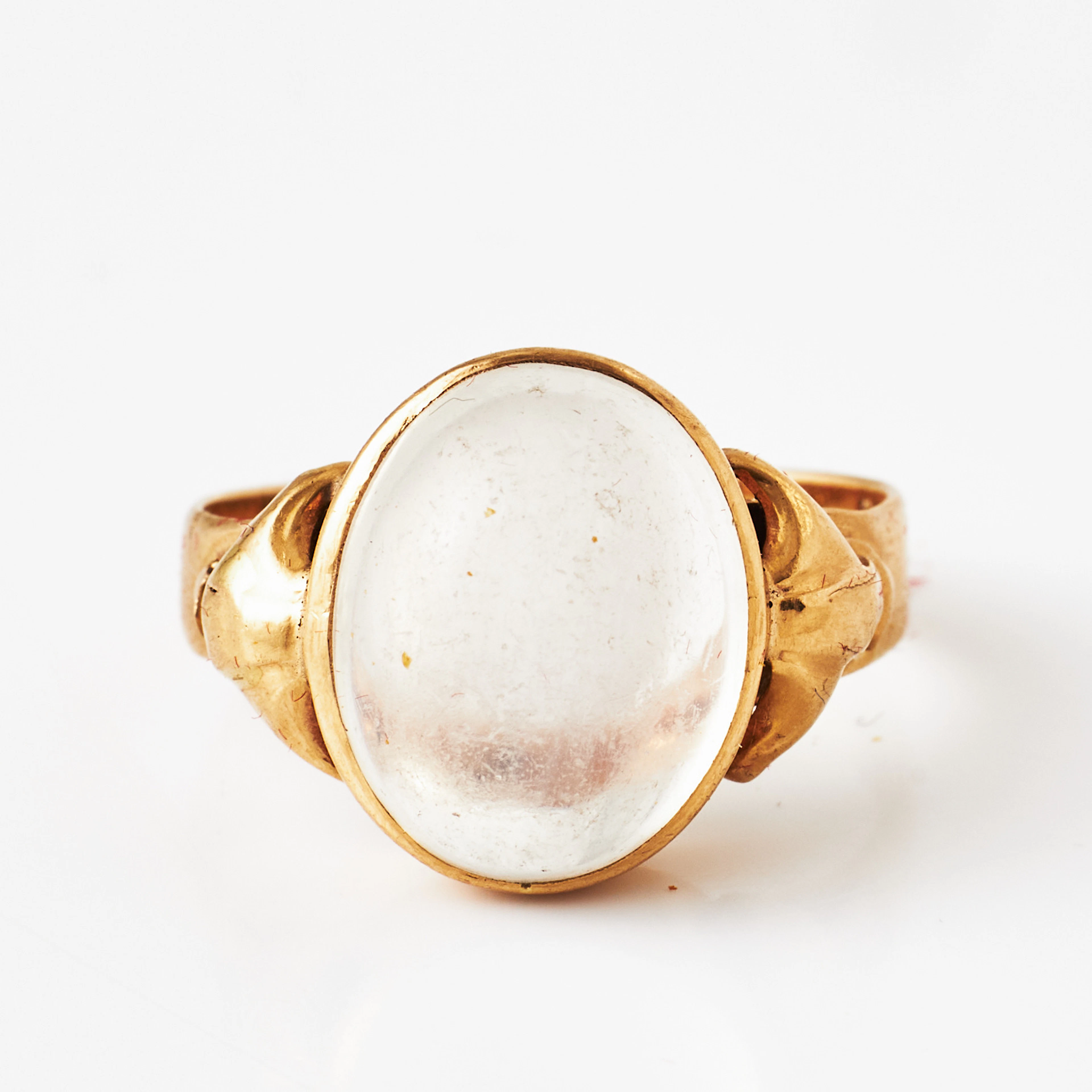 RING, 18 k guld, cabochonslipad månsten, fantasiformade sidodekorer