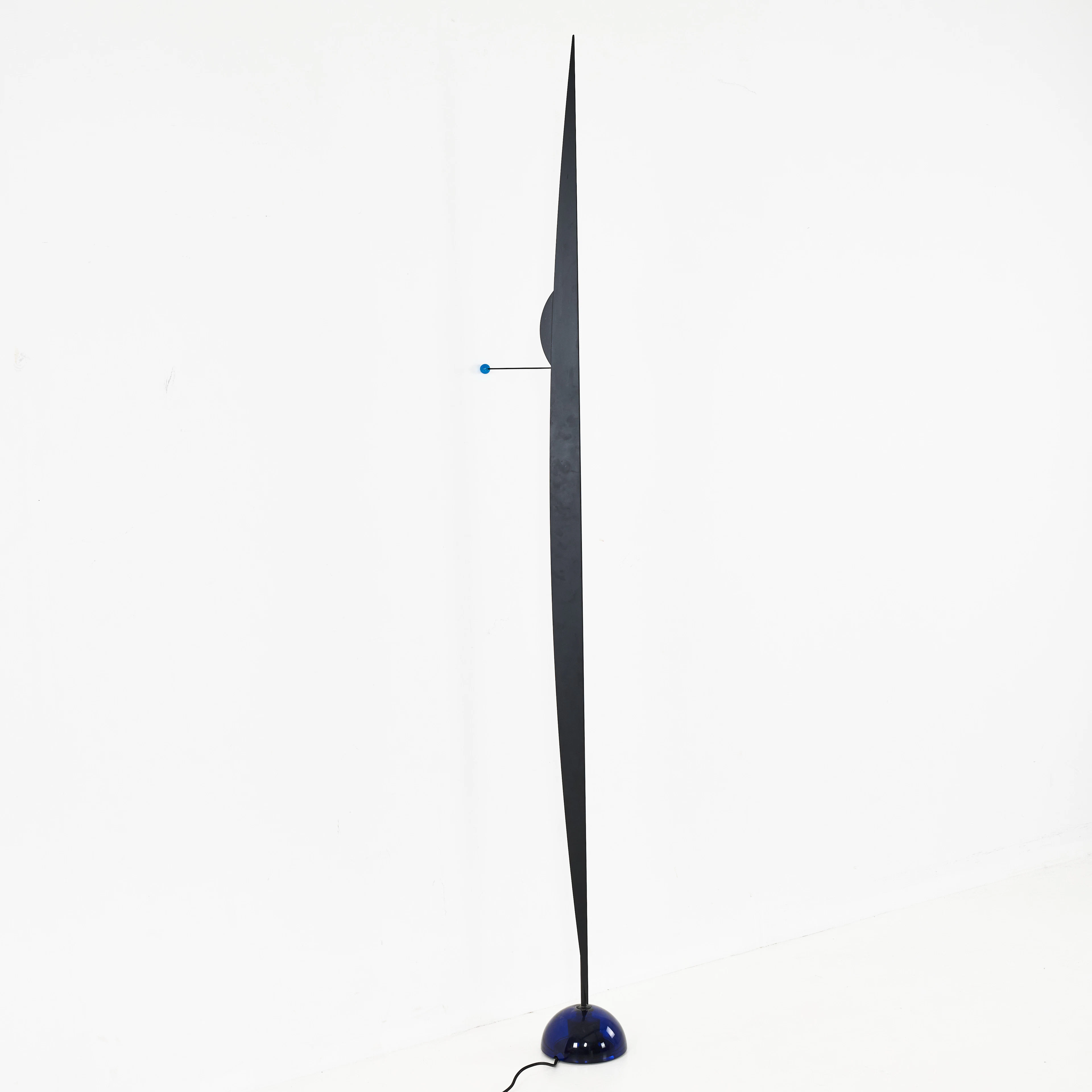 GILLES DERAIN, golvlampa "Flamme", 1980-tal, Lumen Center, Italien.