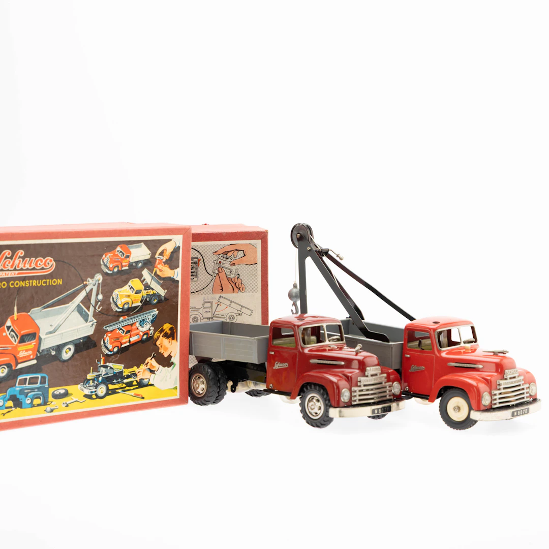 SCHUCO. Elektro Fernlenk-LKW , 6077, und Electro-Construction Abschleppwagen