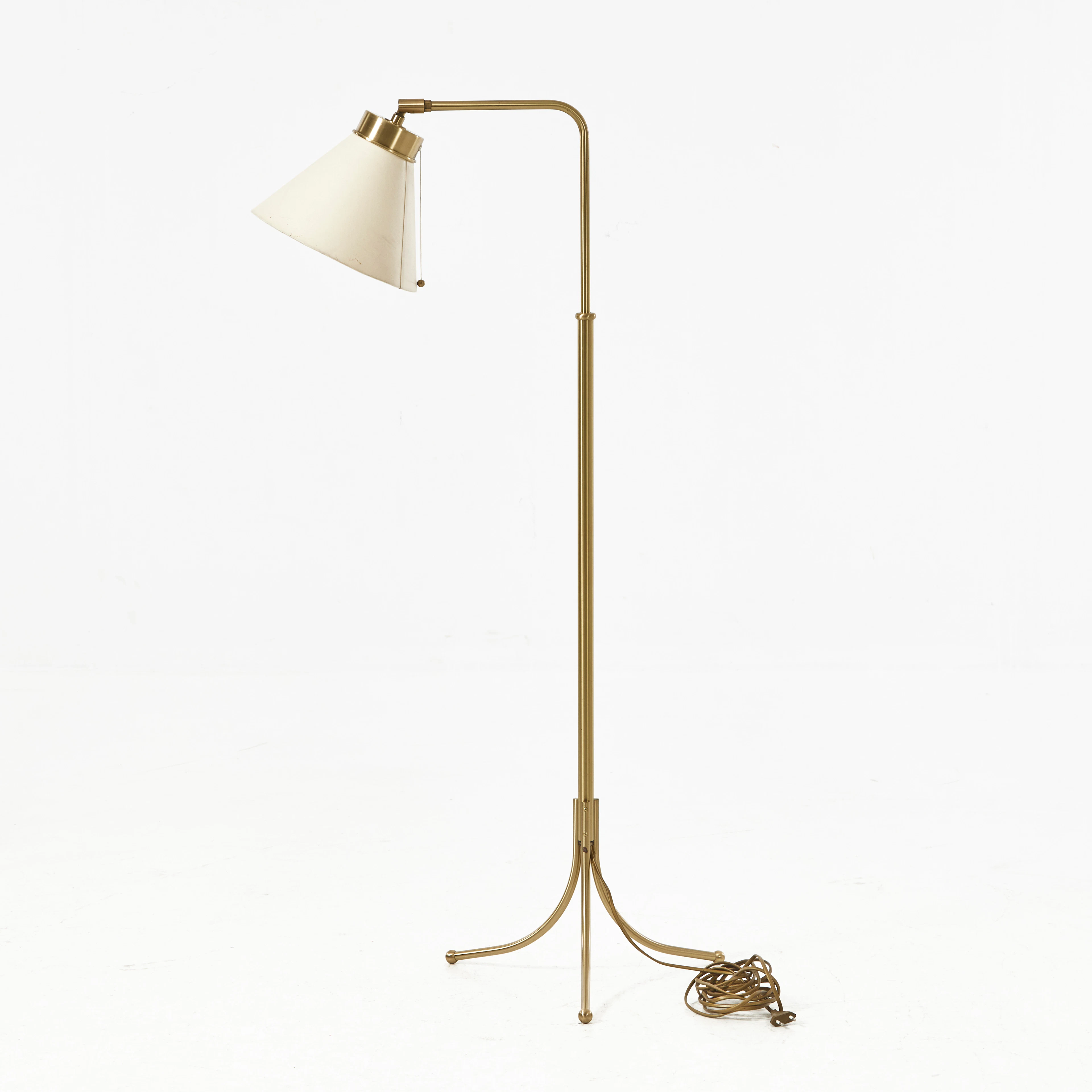 JOSEF FRANK. Golvlampa, modell 1842, matterad mässing, skärm i vit bomullsatin.