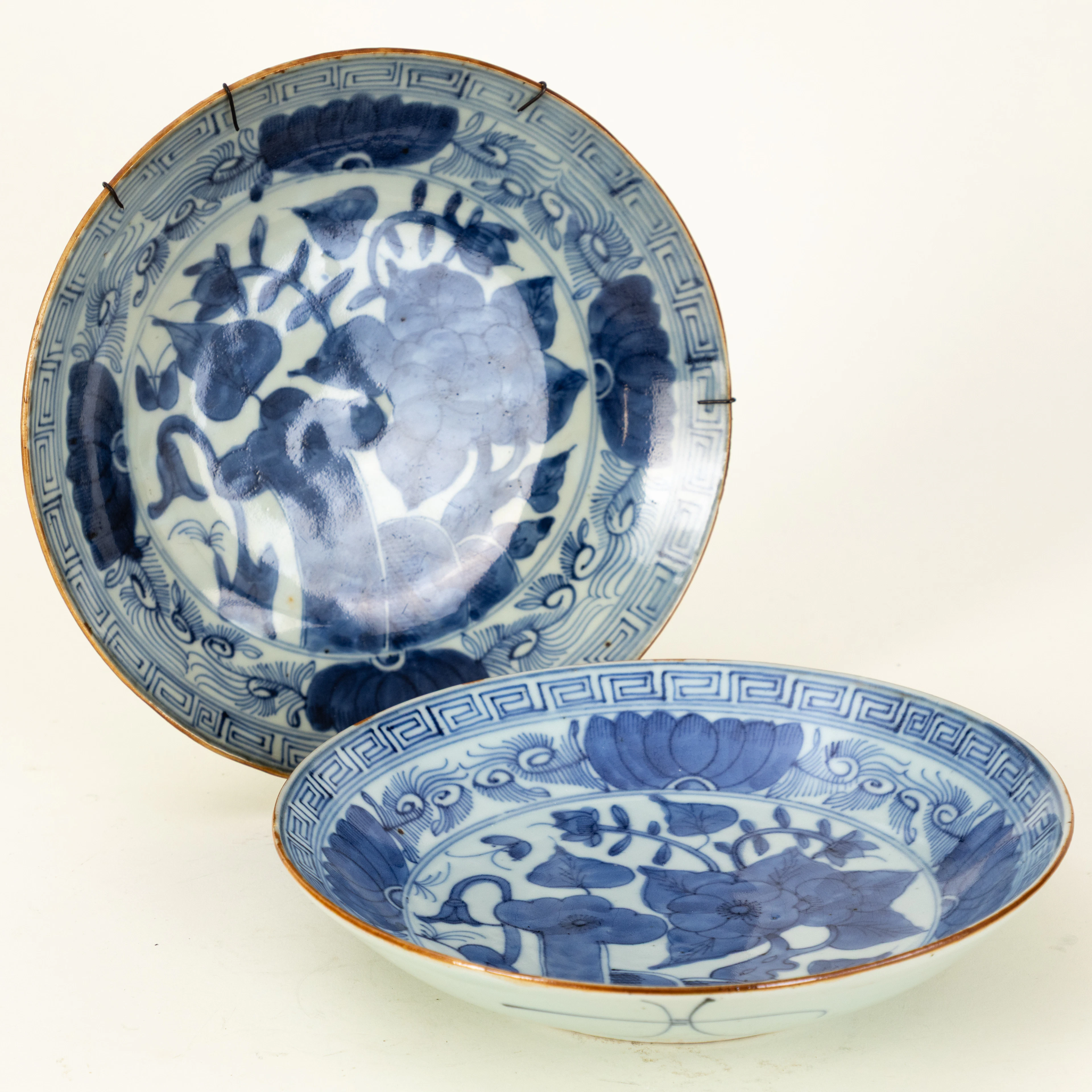 Zwei Teller, blau-weiß, 19. Jh. (2).