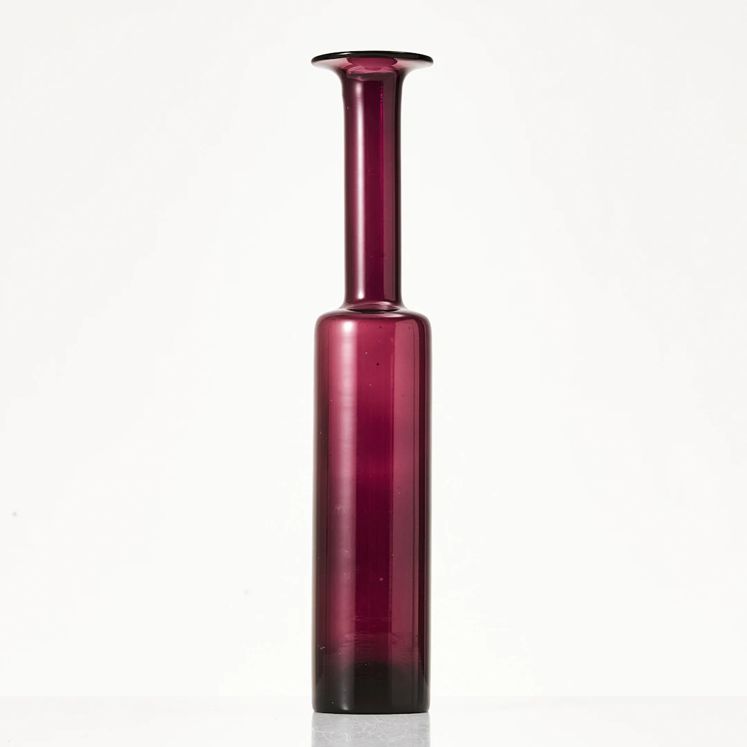 ANNY STILL. Vas / Flaska, mörklila glas, signerad Riihimäen Lasi OY