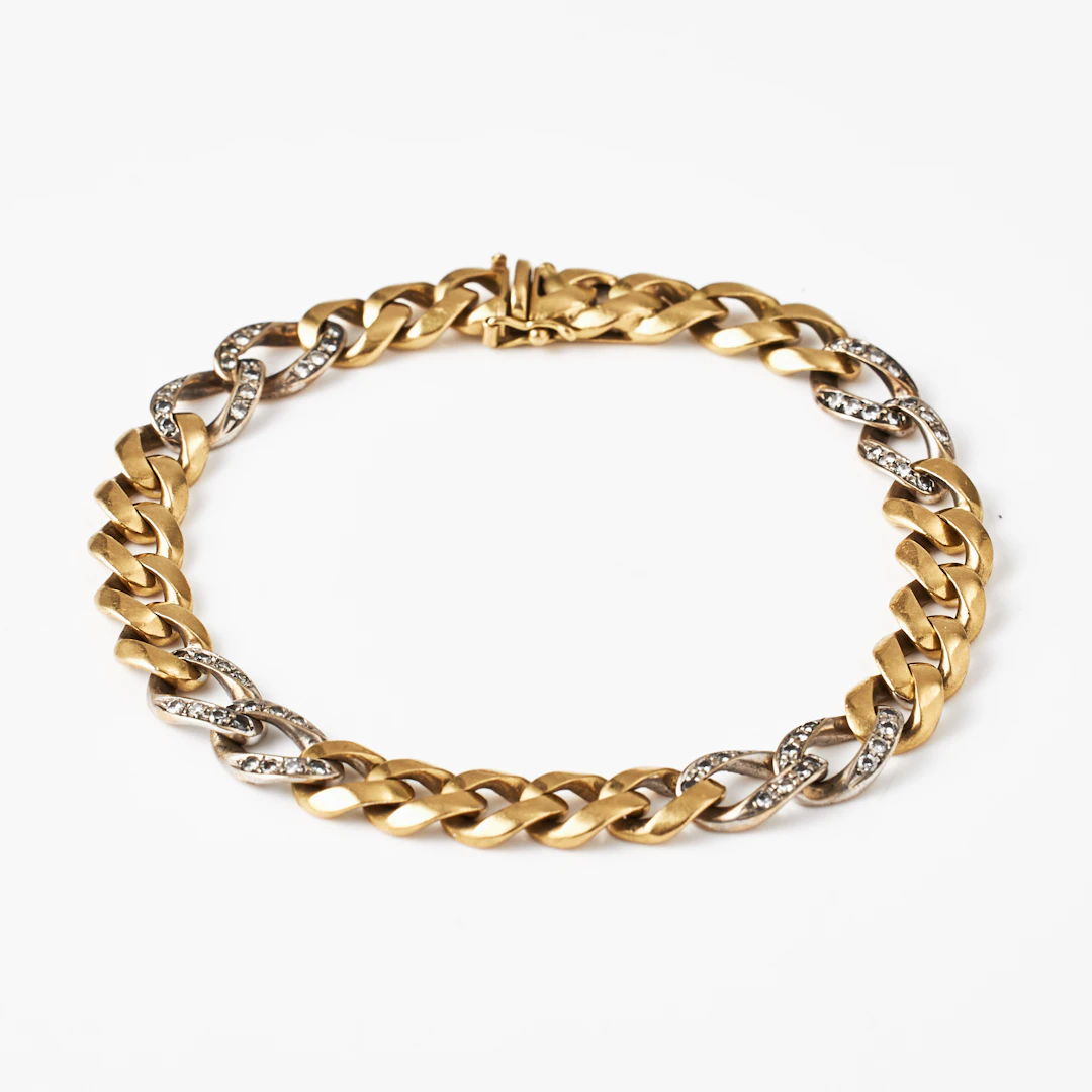 ARMBAND, 18 k guld, manglad pansarlänk, 8 länkdelar med dekor av 67