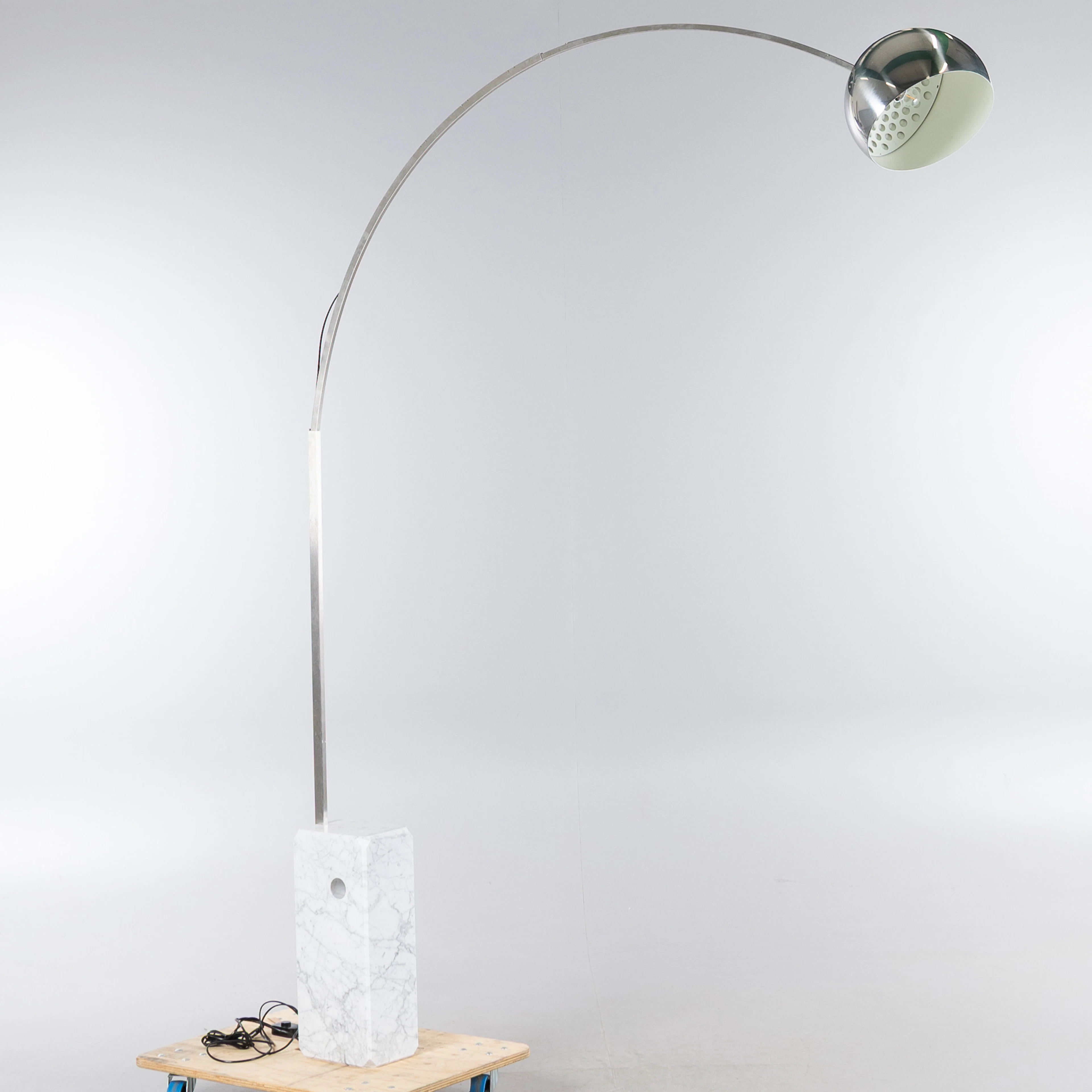 ACHILLE CASTIGLIONI OCH PIER GIACOMO CASTIGLIONI. Golvlampa, "Arco", Flos.