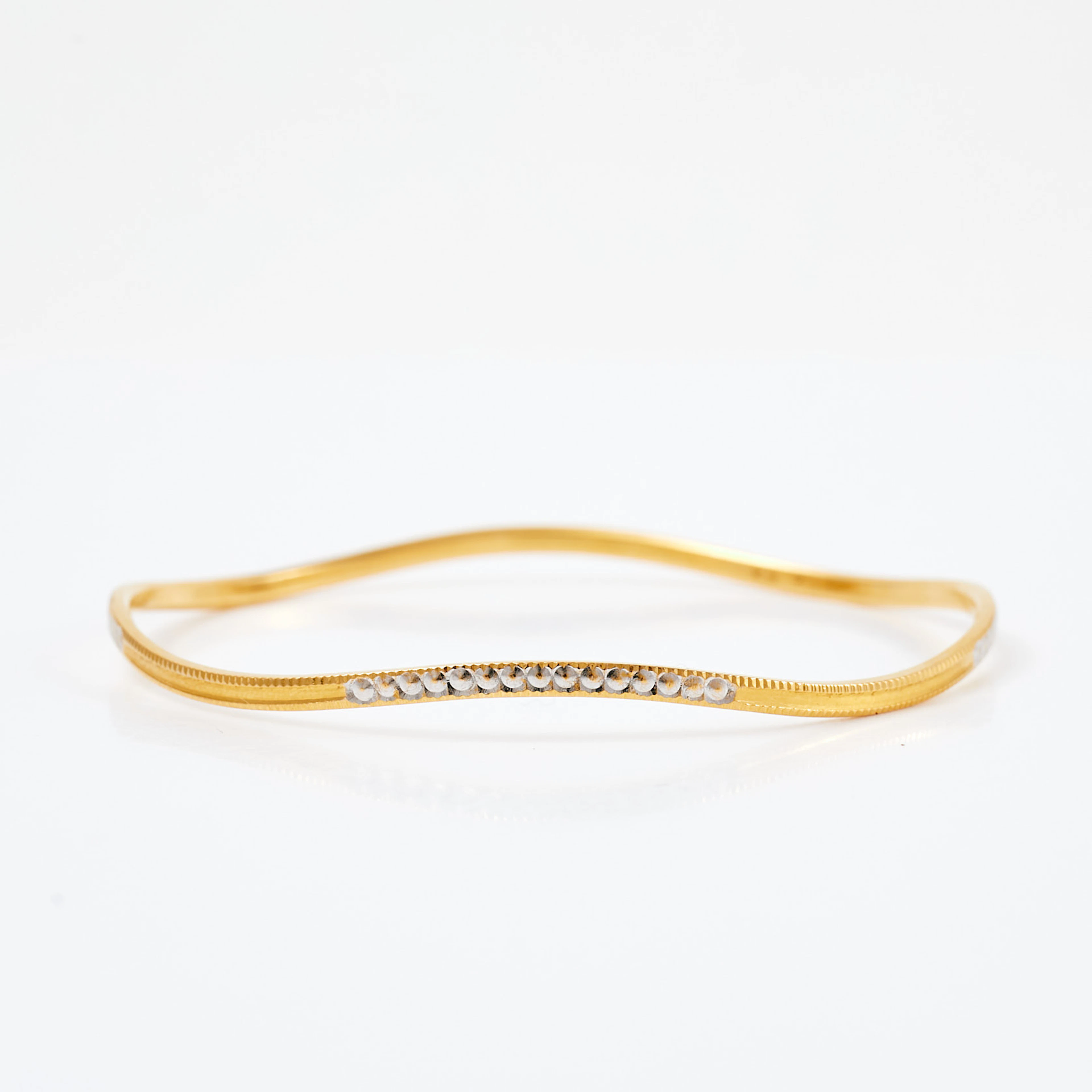 ARMRING, 22 k guld, stel modell, delvis rhodinerad, graverad dekor