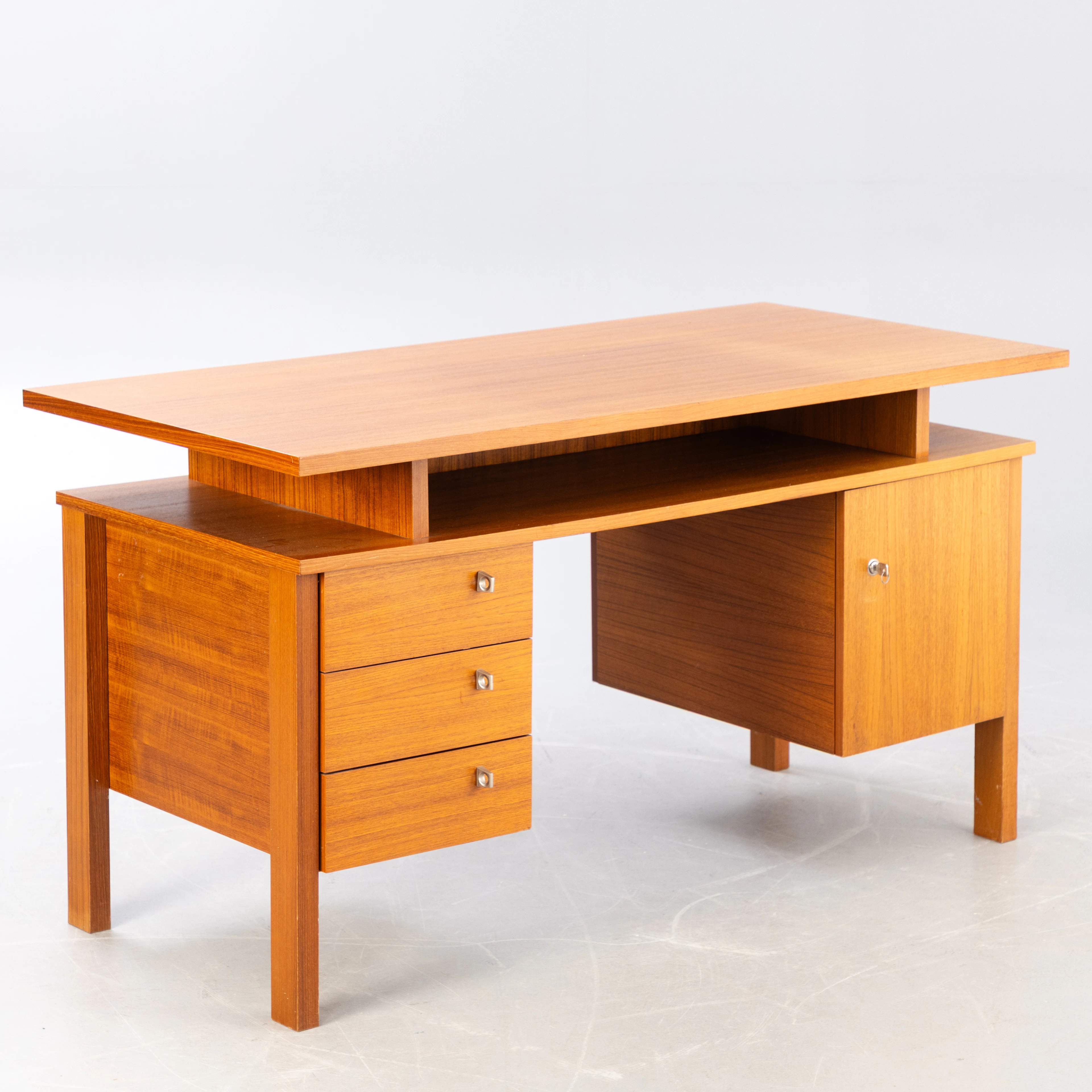 Schreibtisch in Teak Optik, 2000er Jahre.