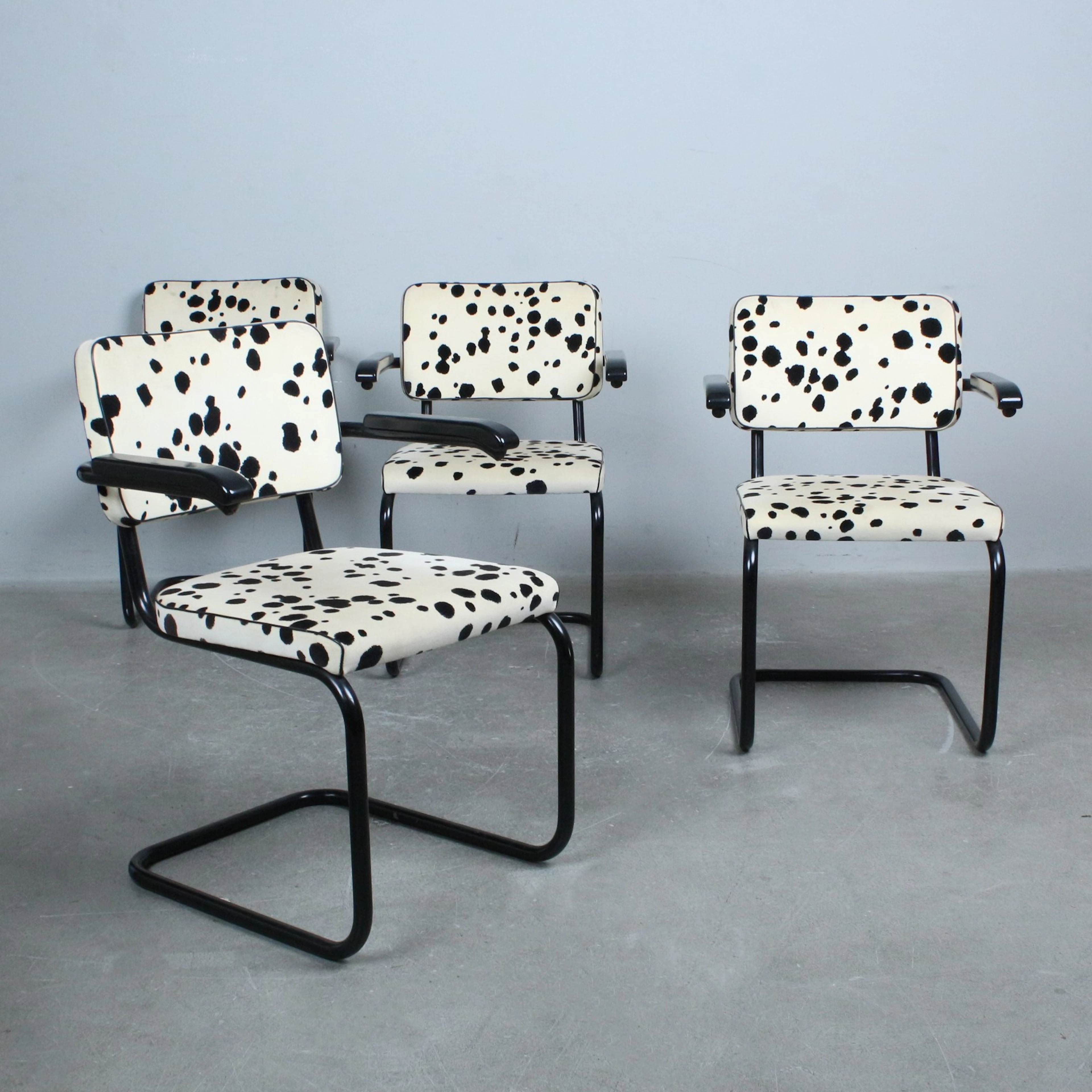 MARCEL BREUER. für Thonet, Vier Freischwingerstühle, Modell '' S64 ''.