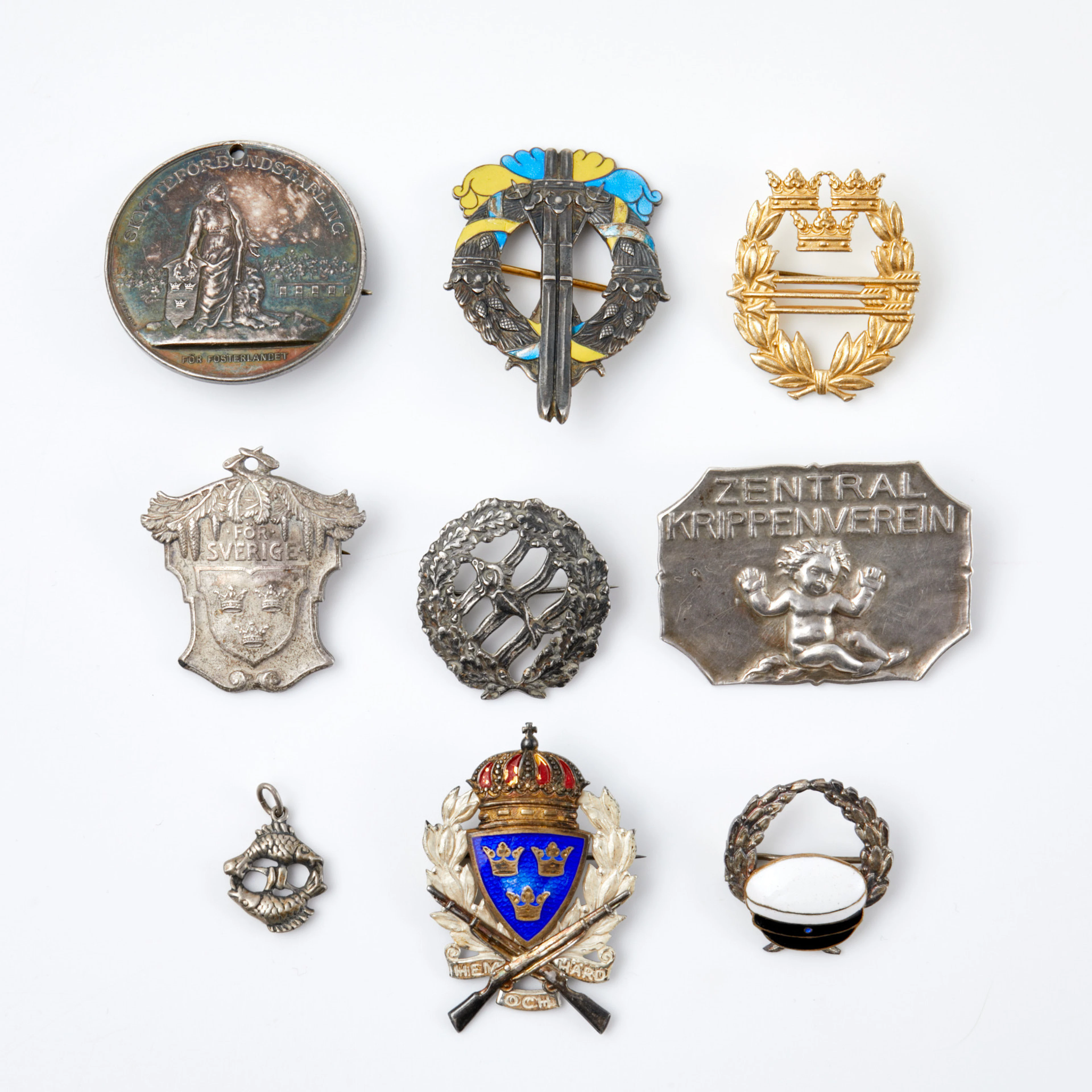 BROSCHER, HÄNGE, 9 dlr, silver, emaljdekor, blandad tillverkning, 1900-tal.