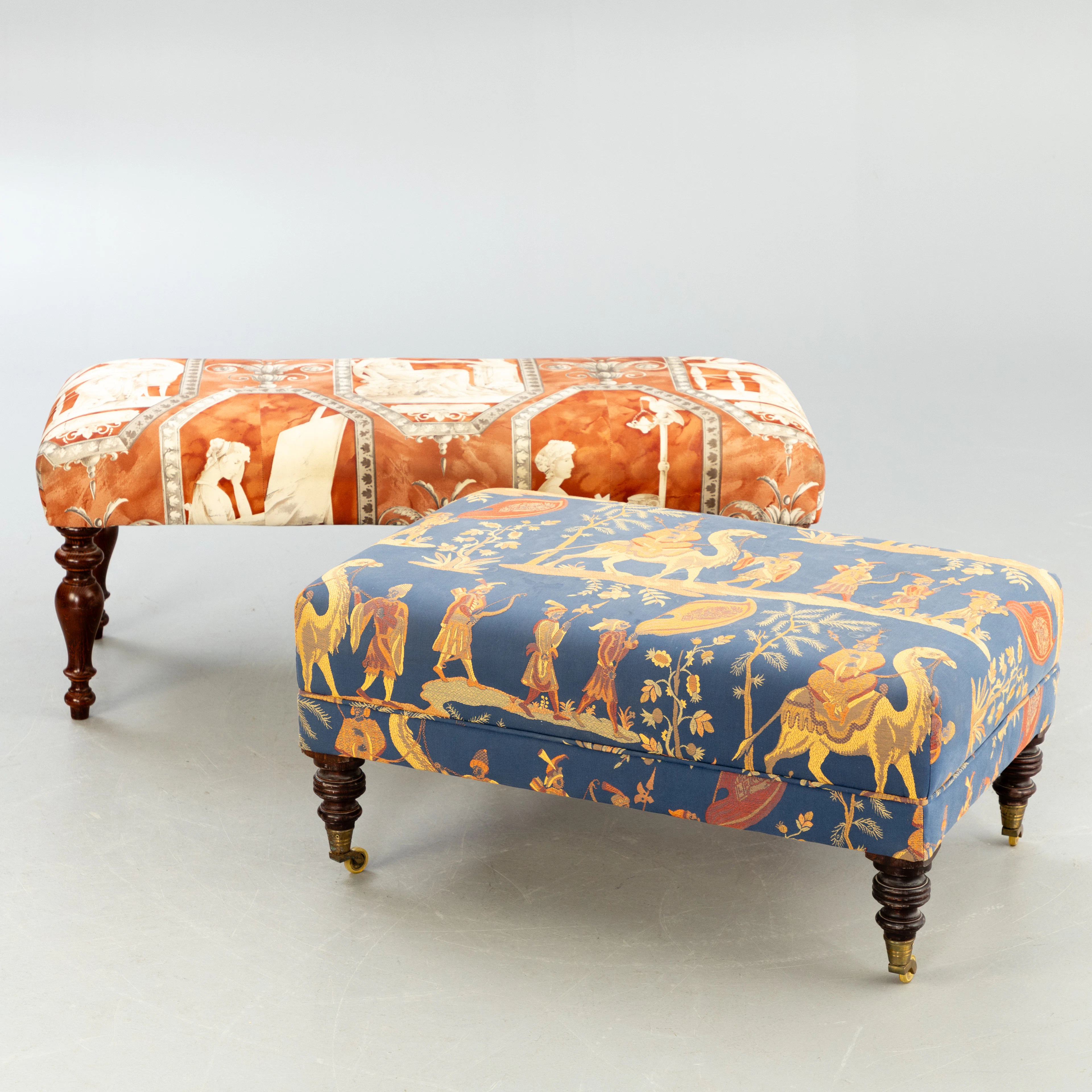 2 Fußhocker/Ottomane mit gedrechselten Beinen, 20. Jh. (2).