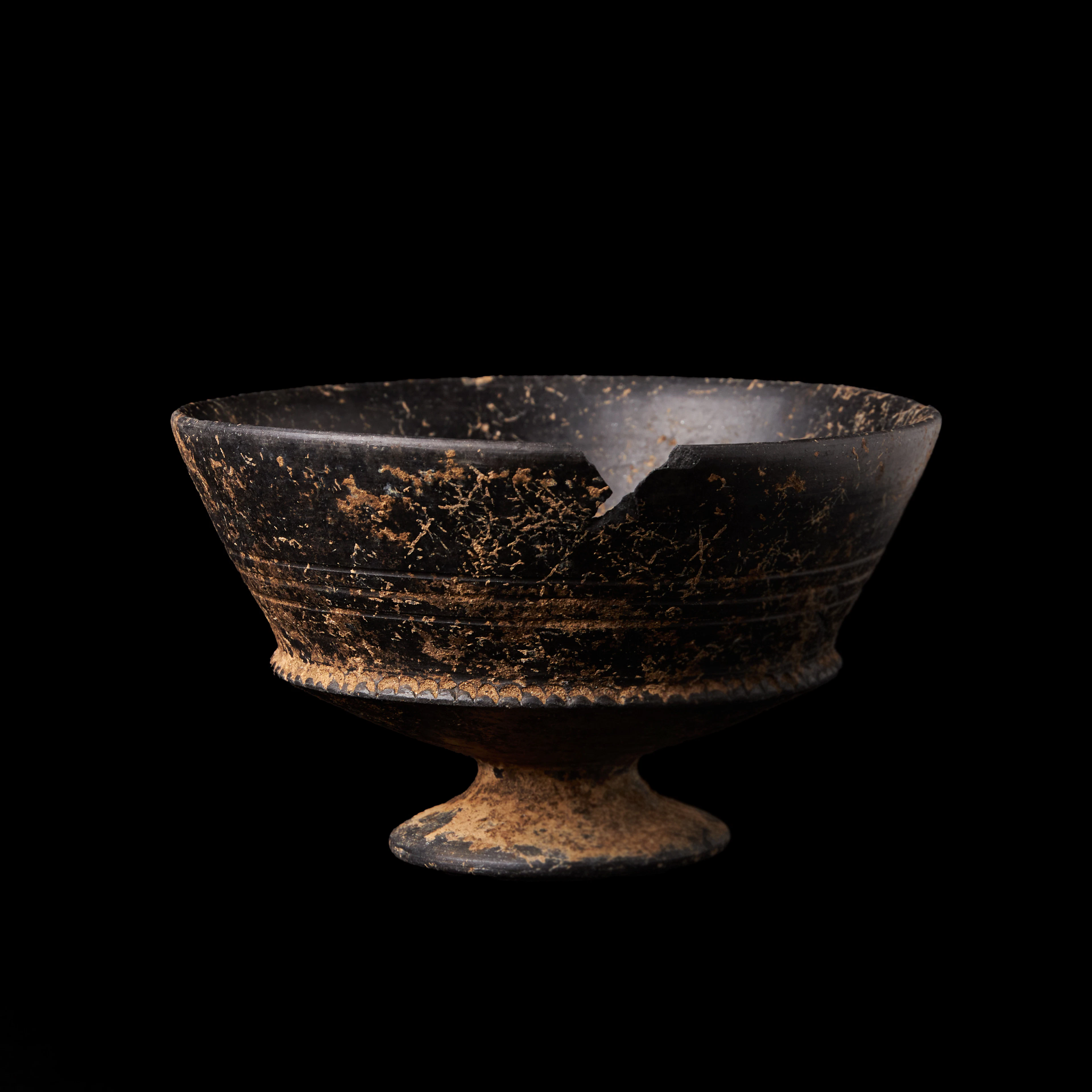 SKÅL, bucchero, etruskisk, ca 600-500 f Kr, svart glaserat lergods.