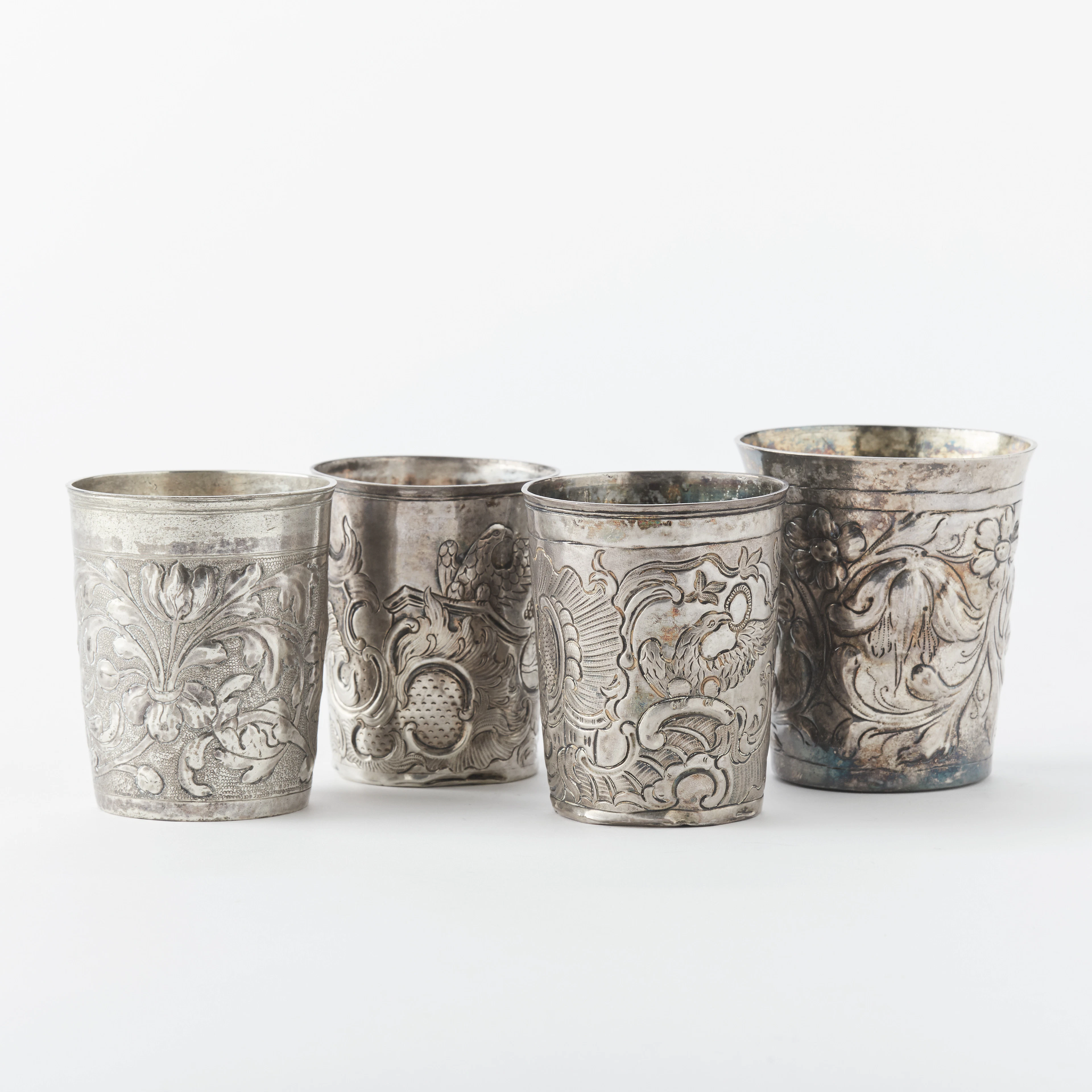 BÄGARE. Fyra stycken. Silver. Otydliga mästarstämplar. Ryssland 1700-tal.