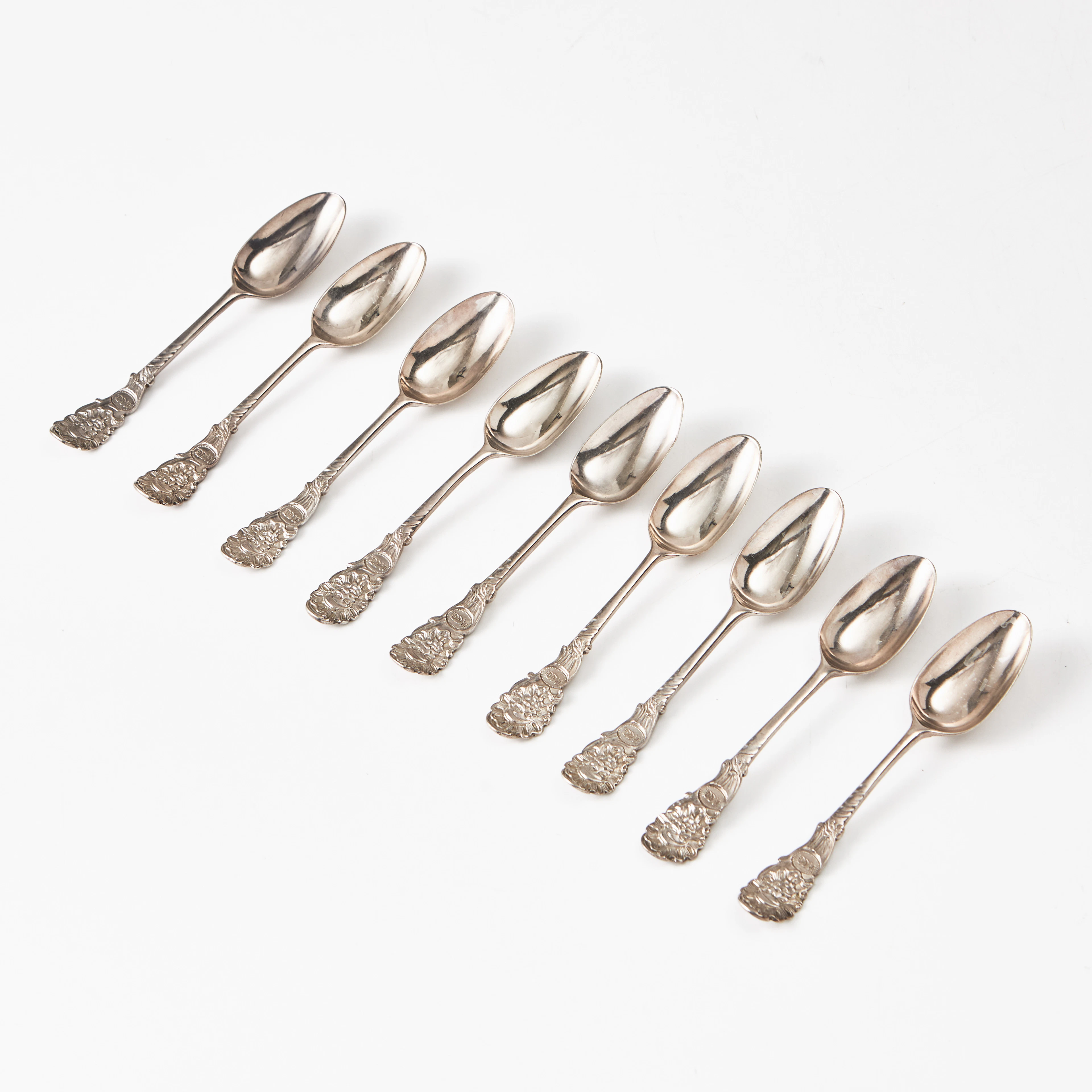 KAFFESKEDAR, 9 st., silver, Frankrike, 1700-tal, skaftet med dekor av maskaron.