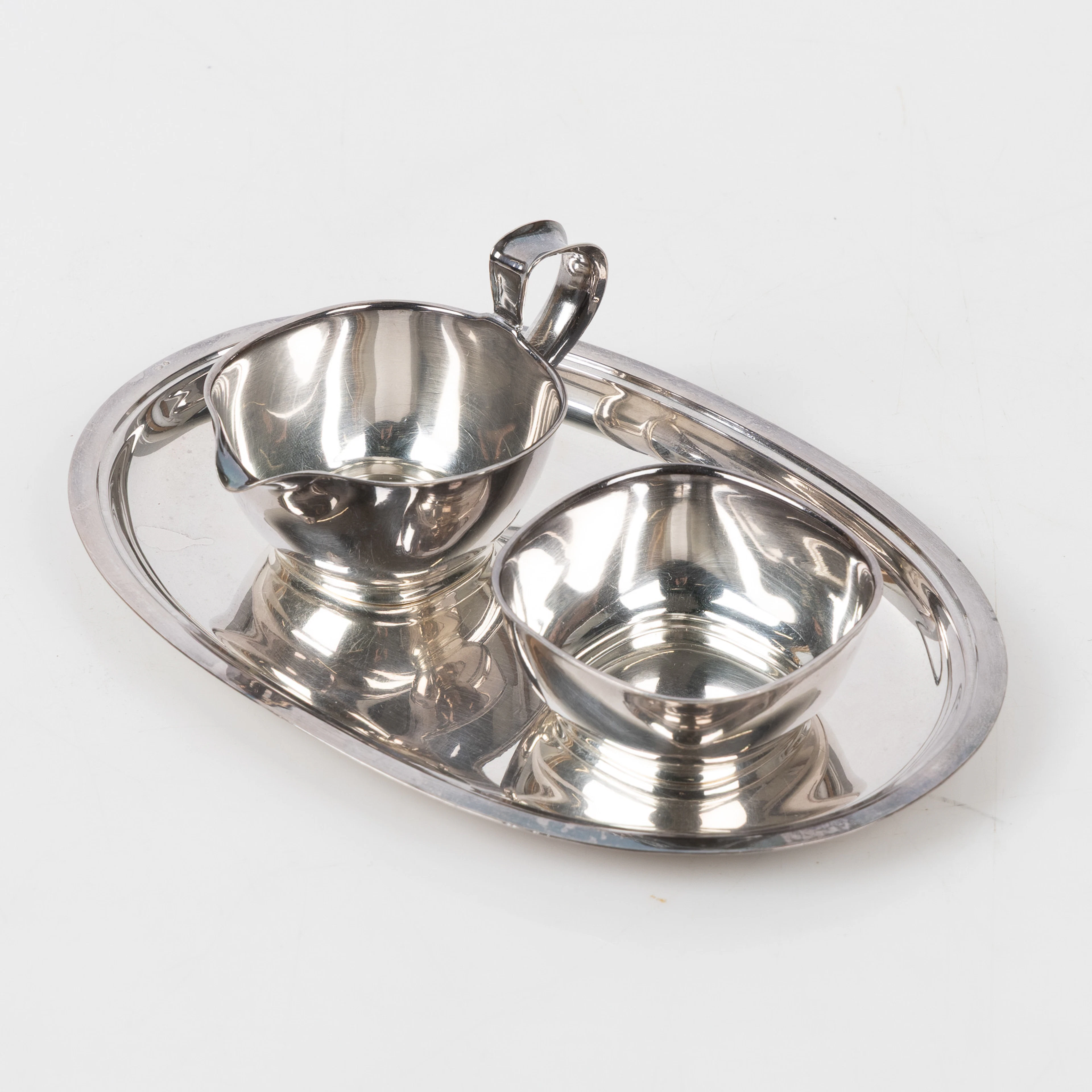 SOCKERSKÅL OCH GRÄDDKANNA PÅ FAT, sterlingsilver.
