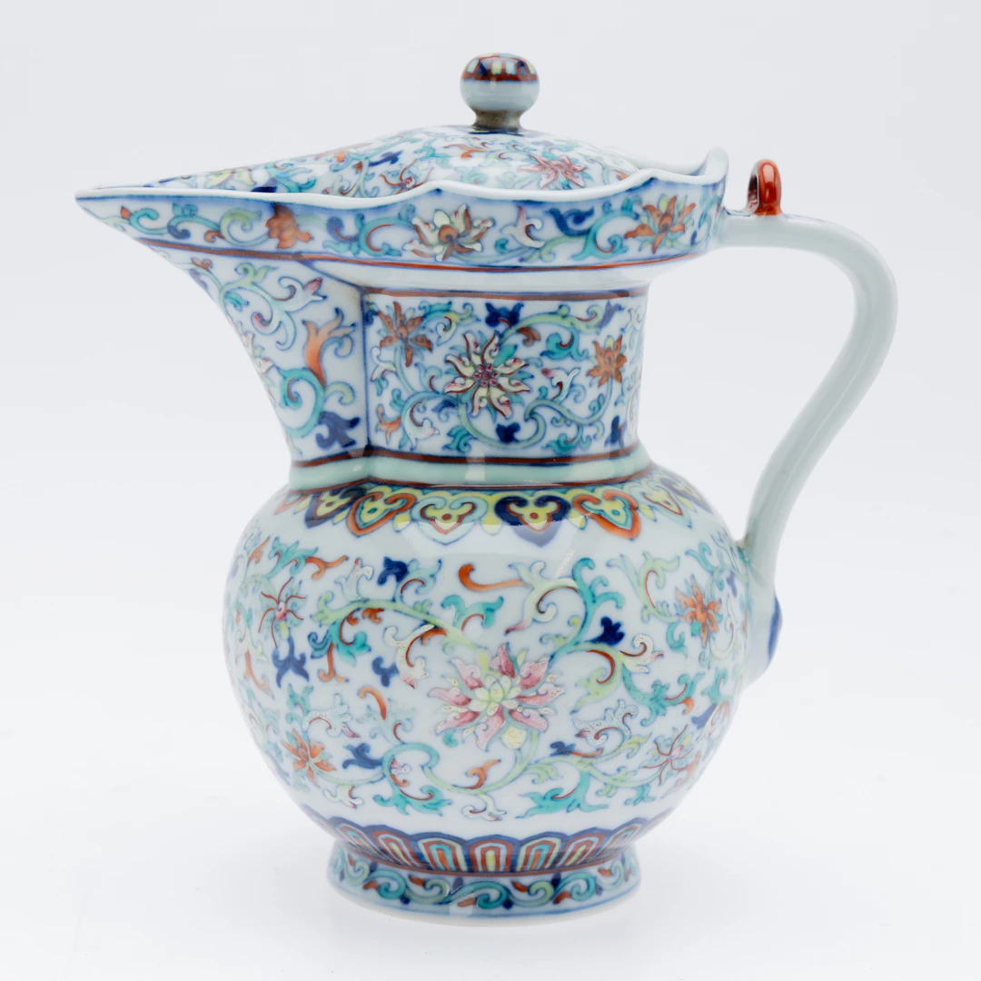 Chinesische Kanne in Form einer Mönchsmütze, Qianlong-Marke, 20. Jh.