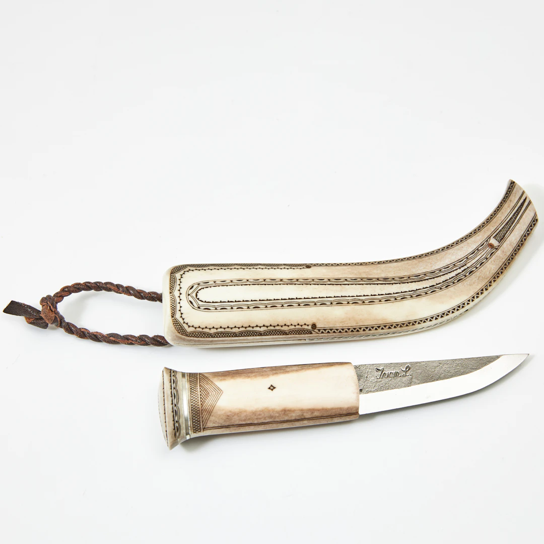 PER-ERIK NILSSON (FÖDD 1946). Kniv, helhorn, skaft och slida av renhorn
