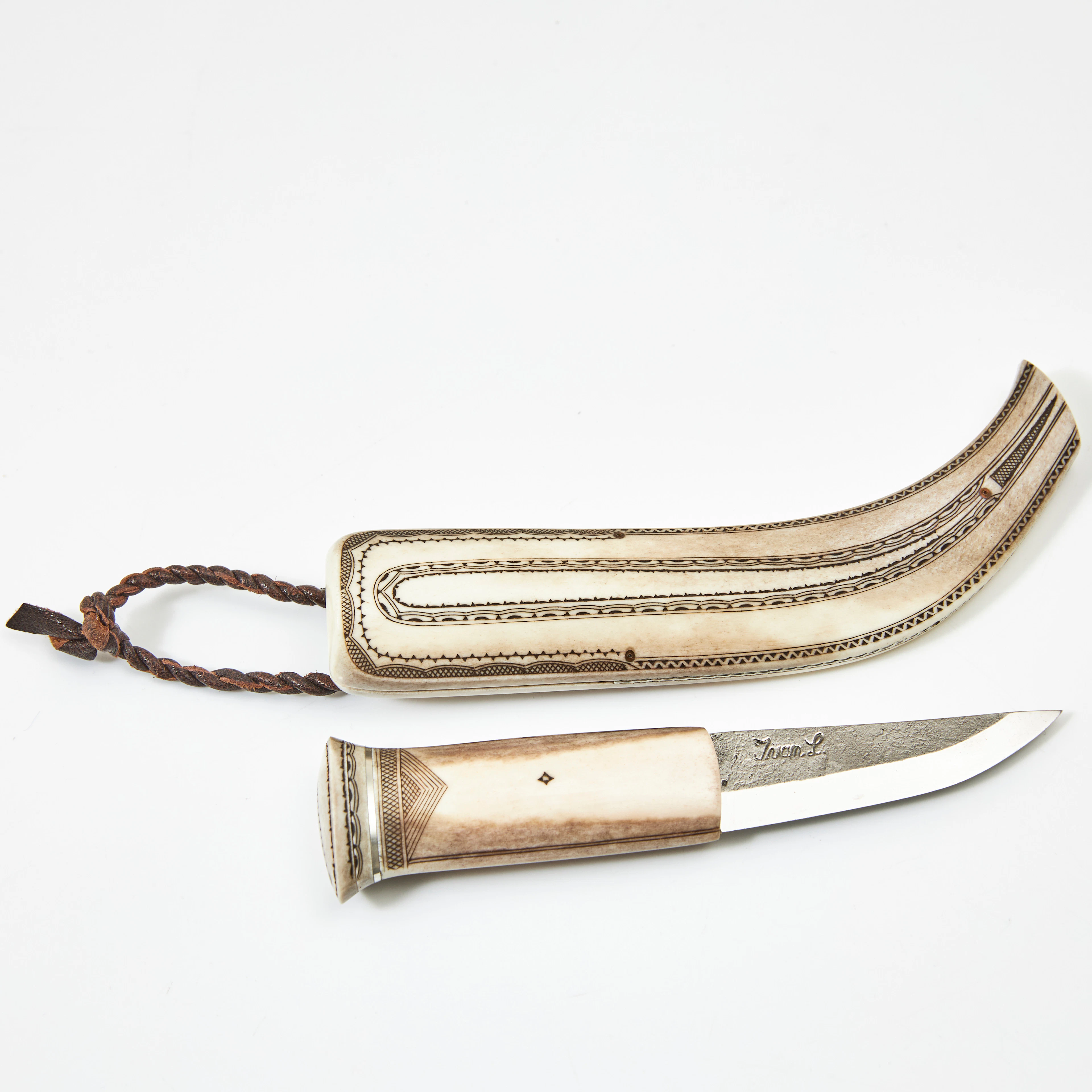 PER-ERIK NILSSON (FÖDD 1946). Kniv, helhorn, skaft och slida av renhorn