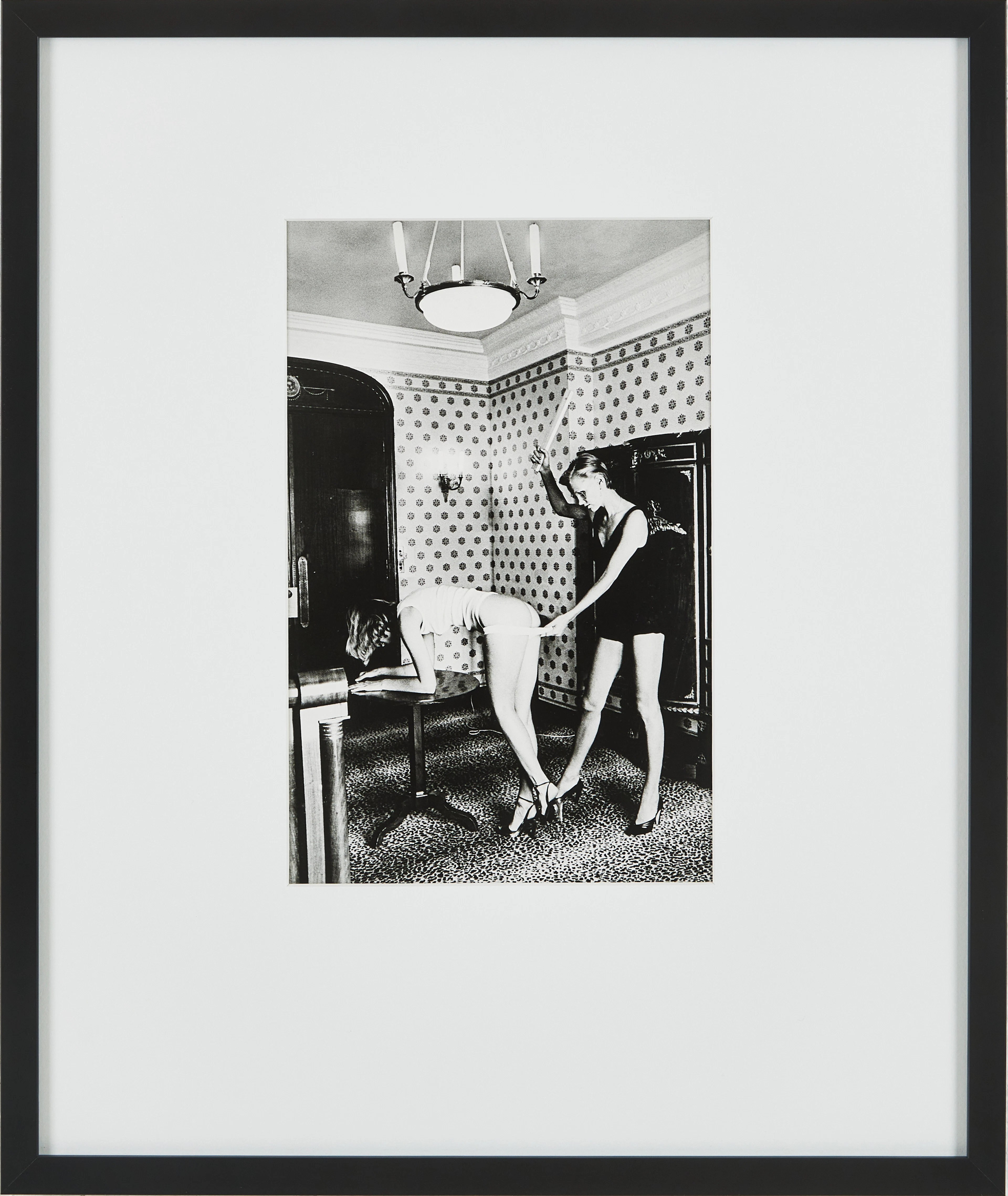 HELMUT NEWTON. Efter, "Interior, Nice, 1976", ur sviten "Special Collection"
