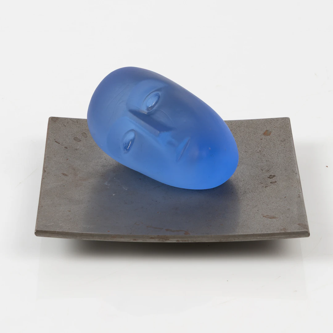 BERTIL VALLIEN. Glashuvud, med senare metallfat, Kosta Boda Atelier