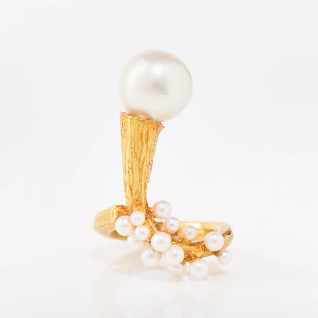 KARLHEINZ SAUER. Ring, 18K guld med fröpärlor och South Seapärla