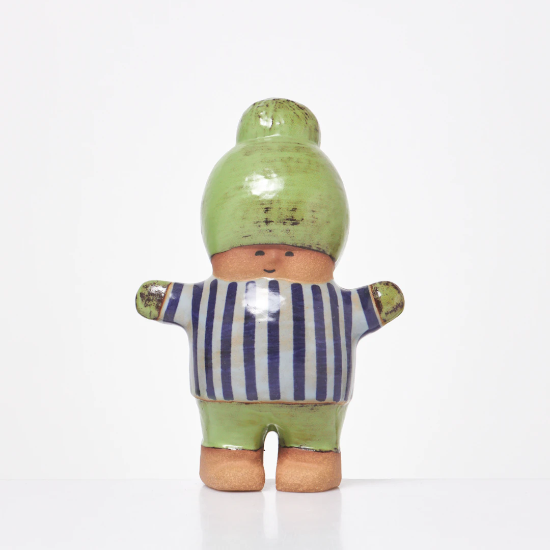 LISA LARSON. Figurin, "Kalle", delvis glaserat stengods, undertill