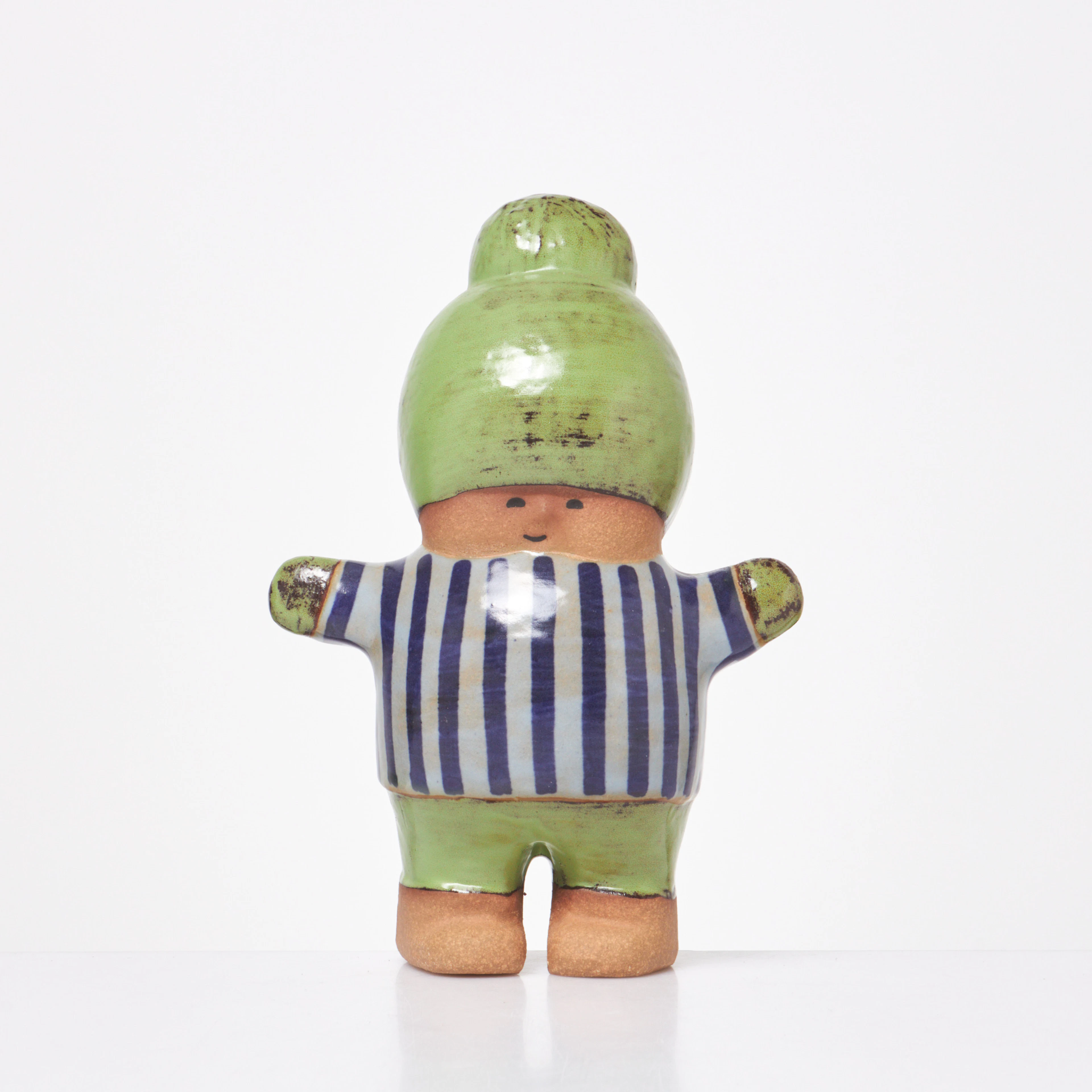 LISA LARSON. Figurin, "Kalle", delvis glaserat stengods, undertill