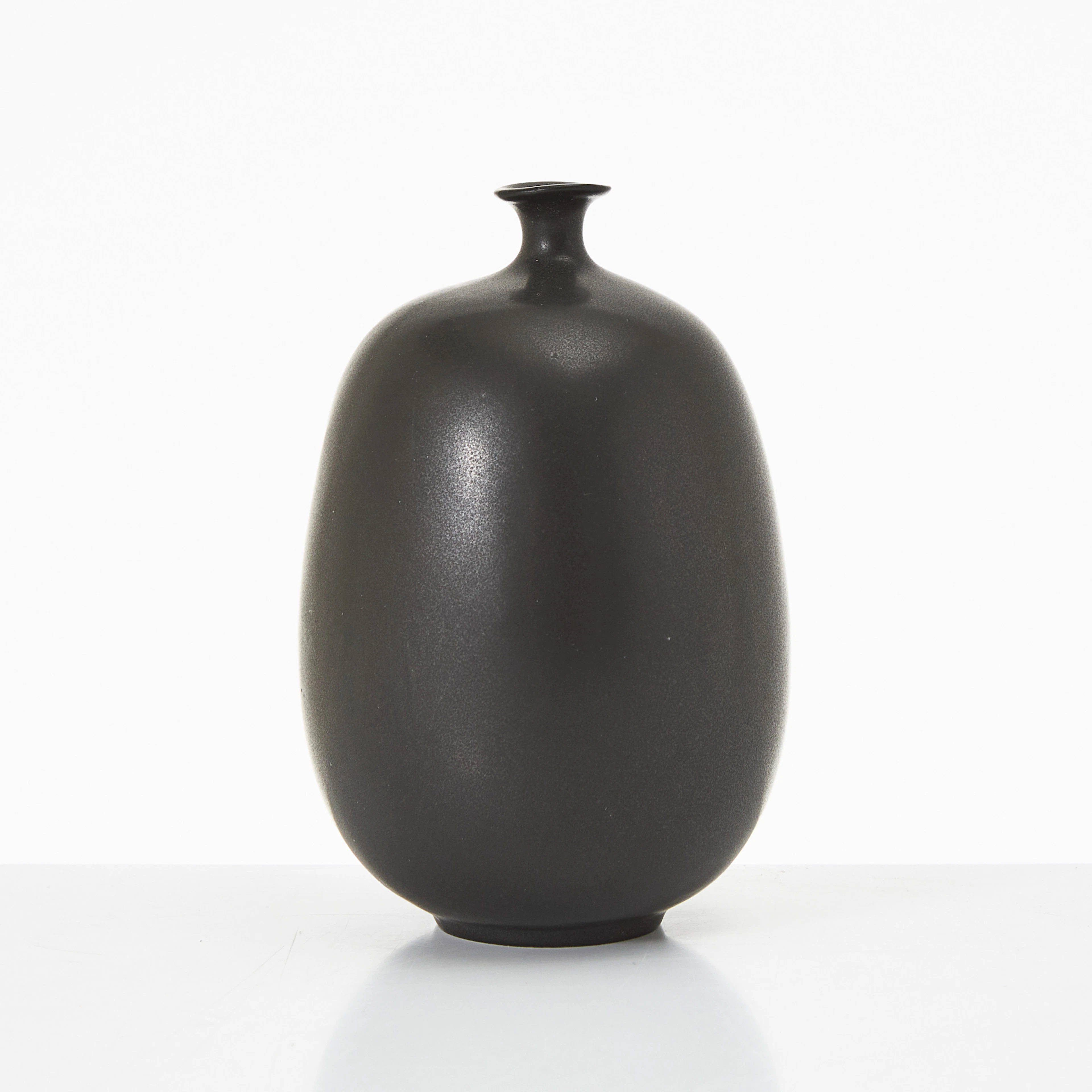 INGER PERSSON. (Sverige, 1936-2021). Vas, glaserat stengods, signerad