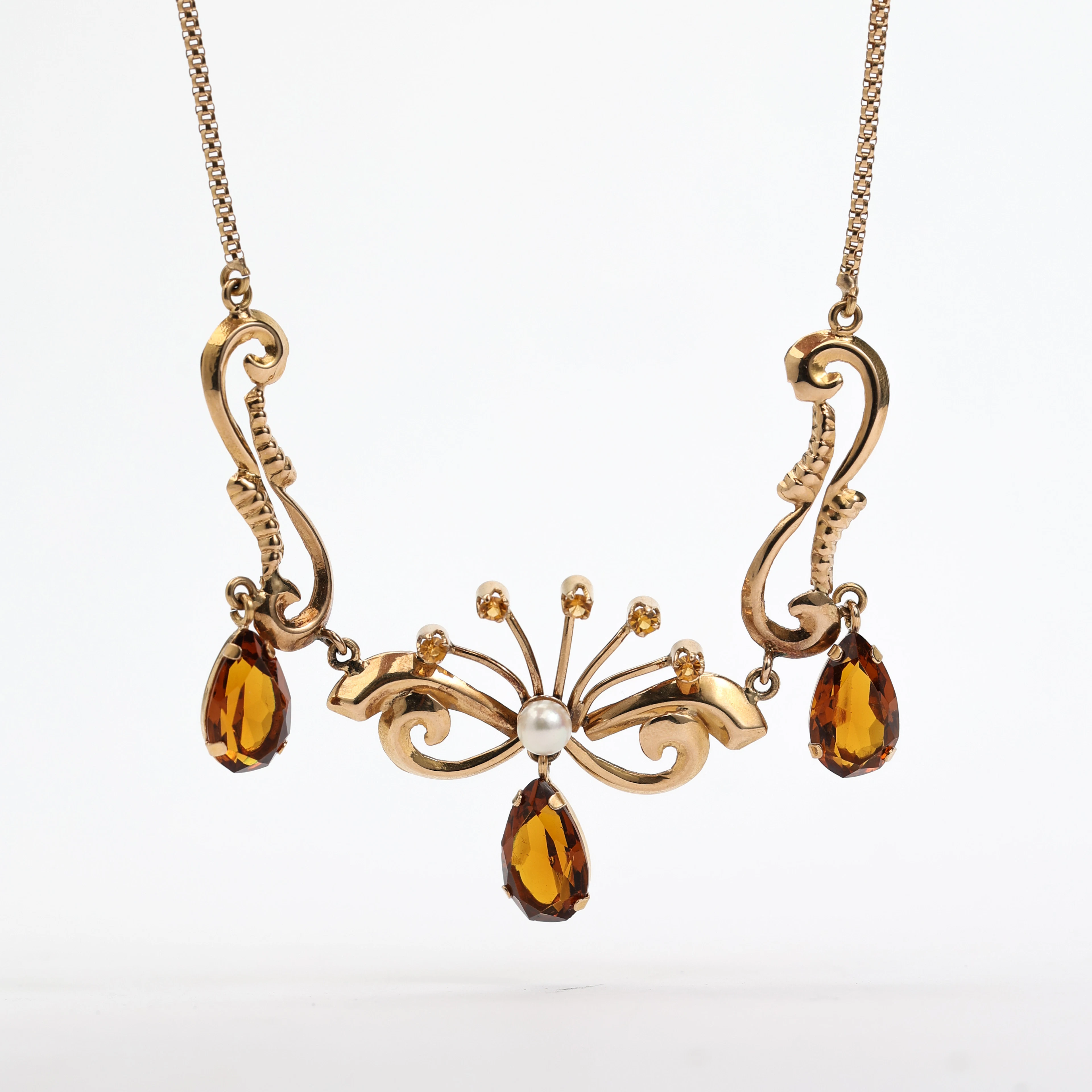 COLLIER, 18K guld med fasettslipade citriner och odlad pärla.
