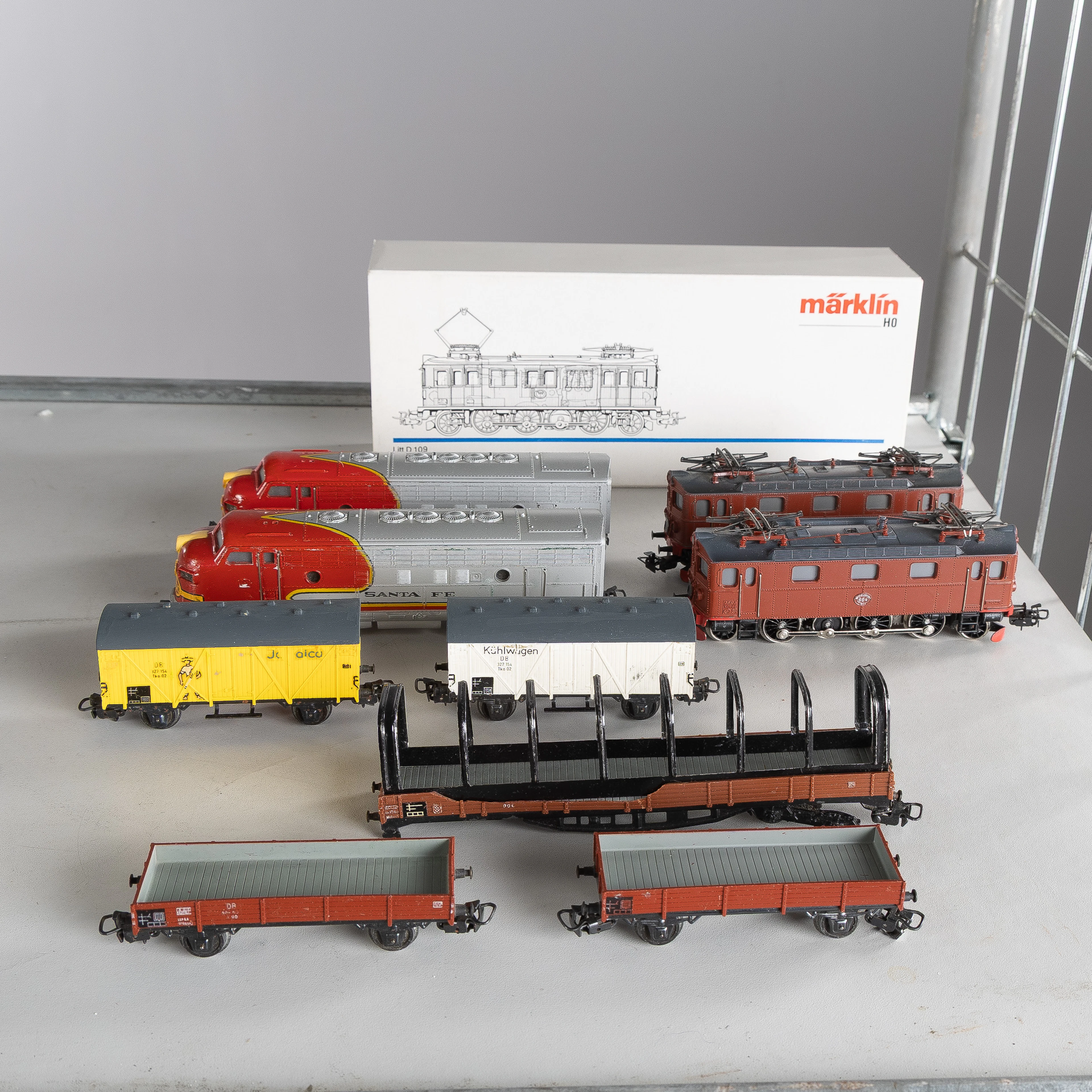MÄRKLIN, modelljärnvägsdelar, 10 delar, bl.a. lok Typ EMD F 7 A, 33622