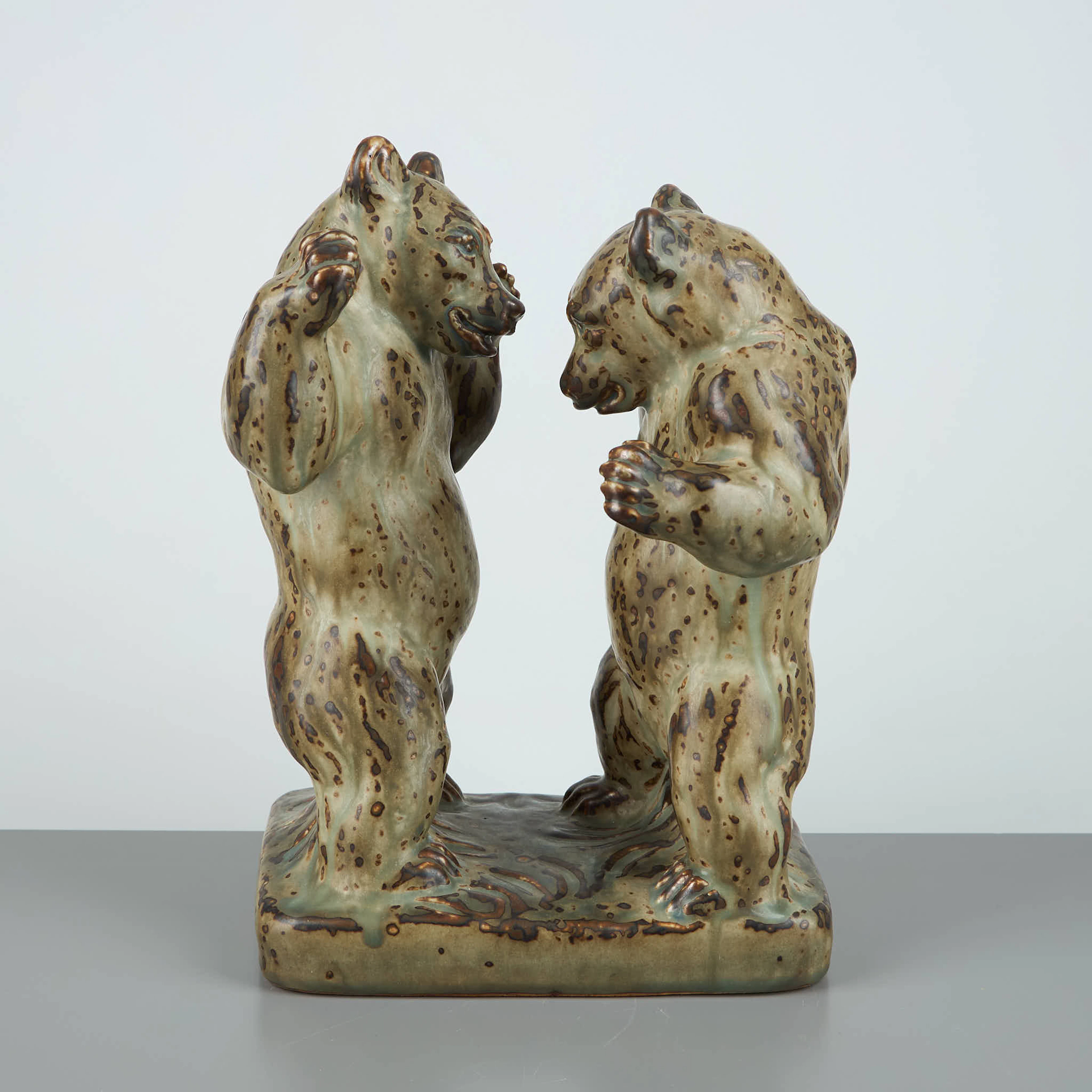 FIGURIN. Björnar, nr 20548, signerad KK (Knud Kyhn), Royal Copenhagen, Danmark.