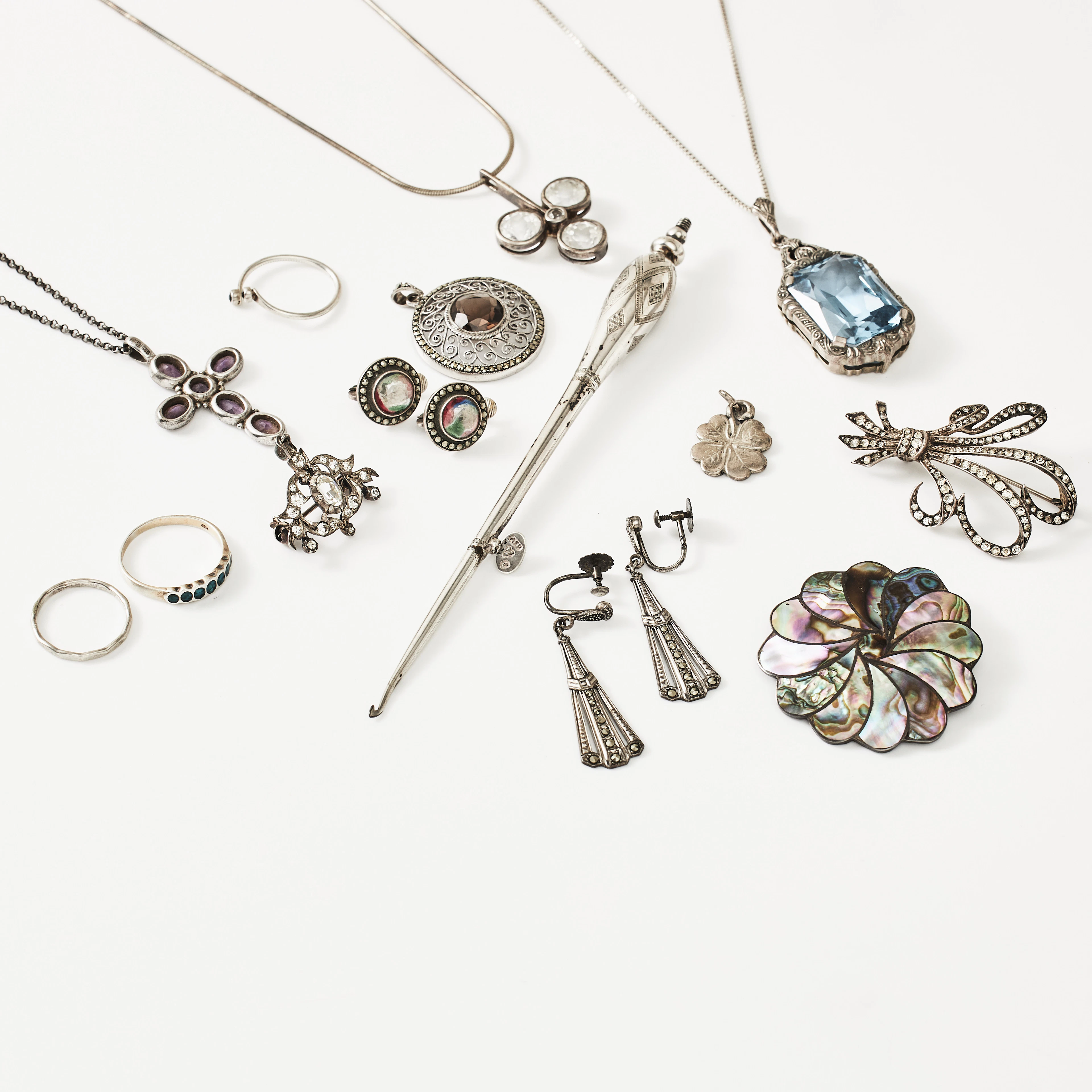 BROSCHER, 3 st., ÖRHÄNGEN, 2 par, varav 1 par clips, RINGAR, 3 st.
