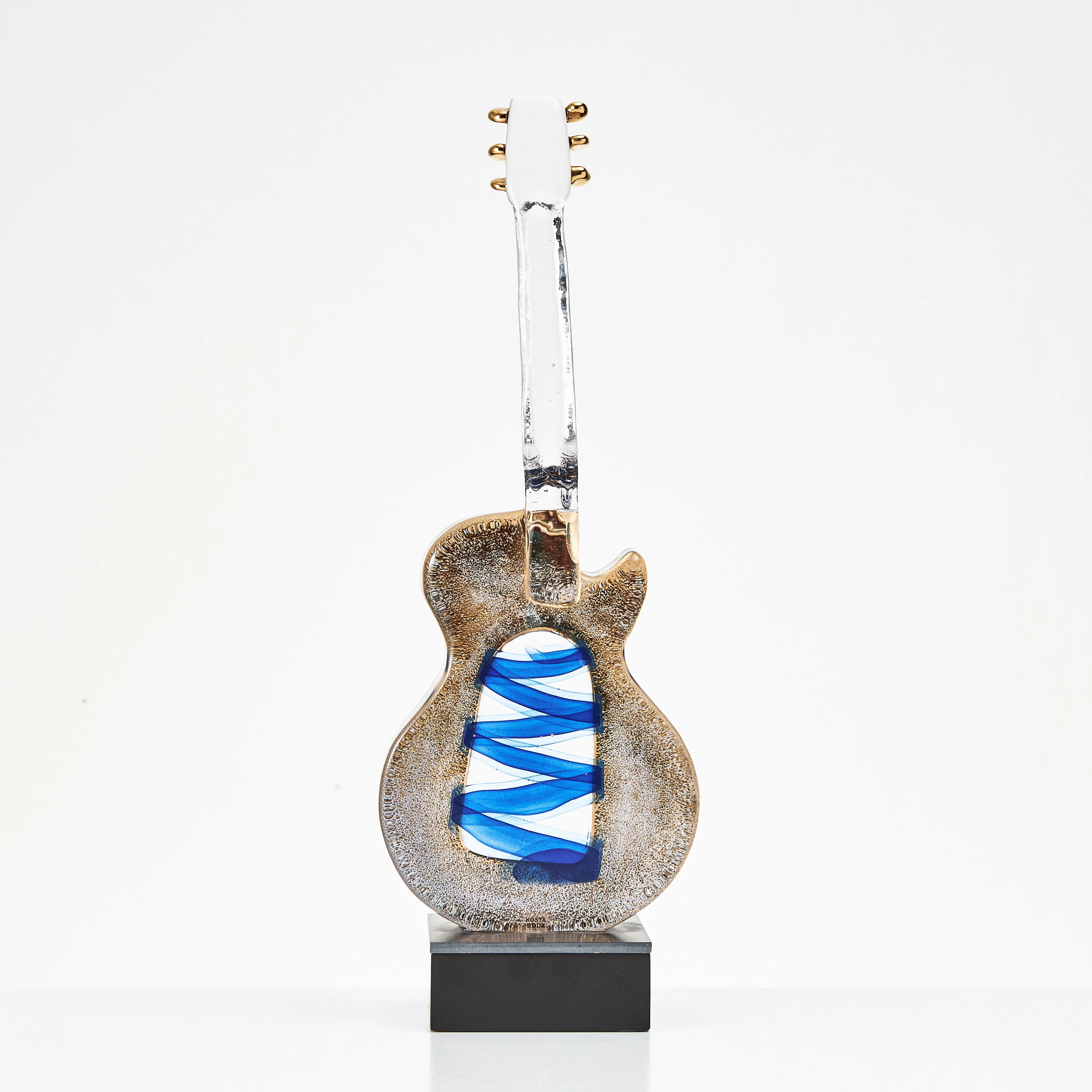 KJELL ENGMAN. "Guitar Blå Spin", skulptur, Kosta Boda, 2018.