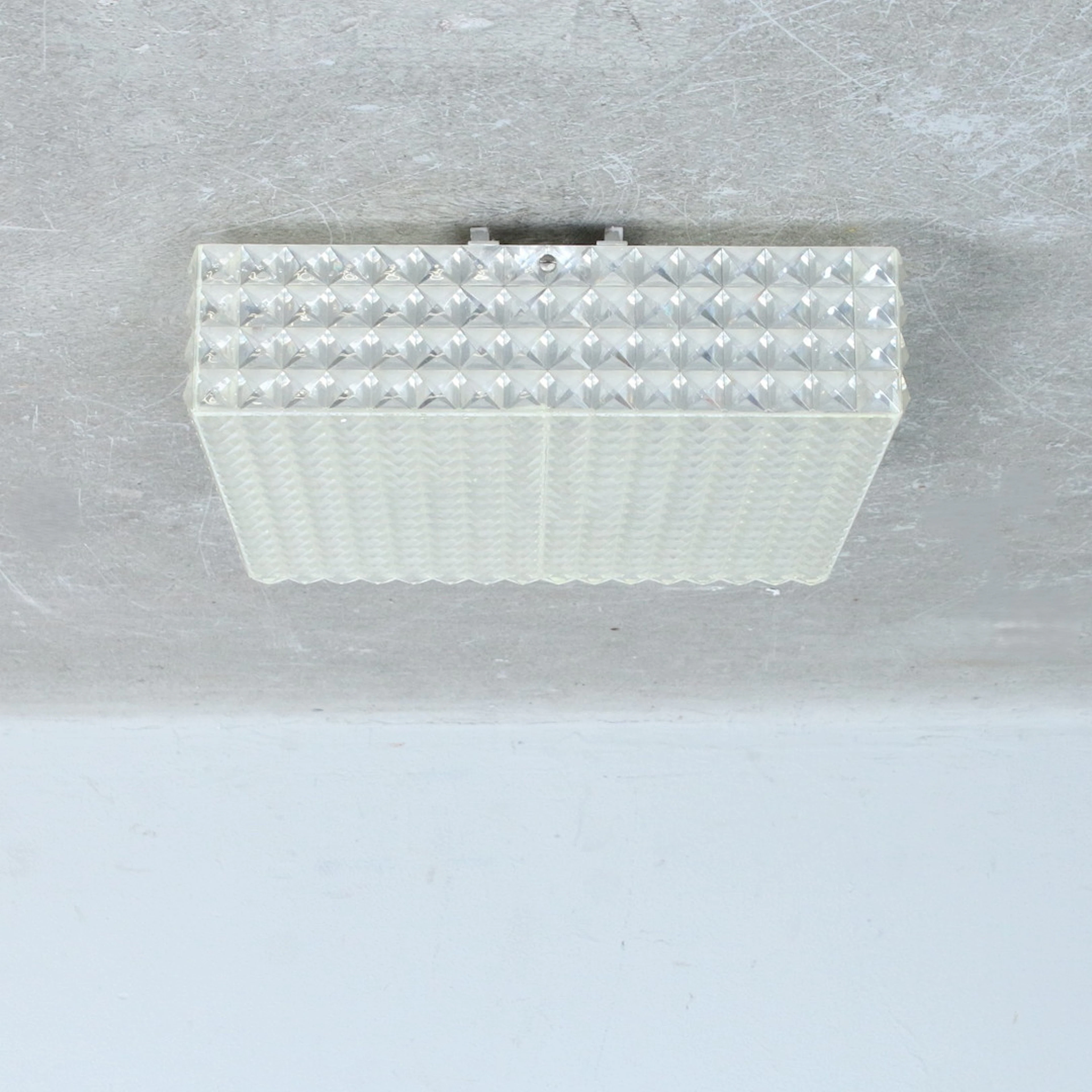 ERCO. Quadratische Wandlampe/Deckenlampe aus Acryl der 1970er.