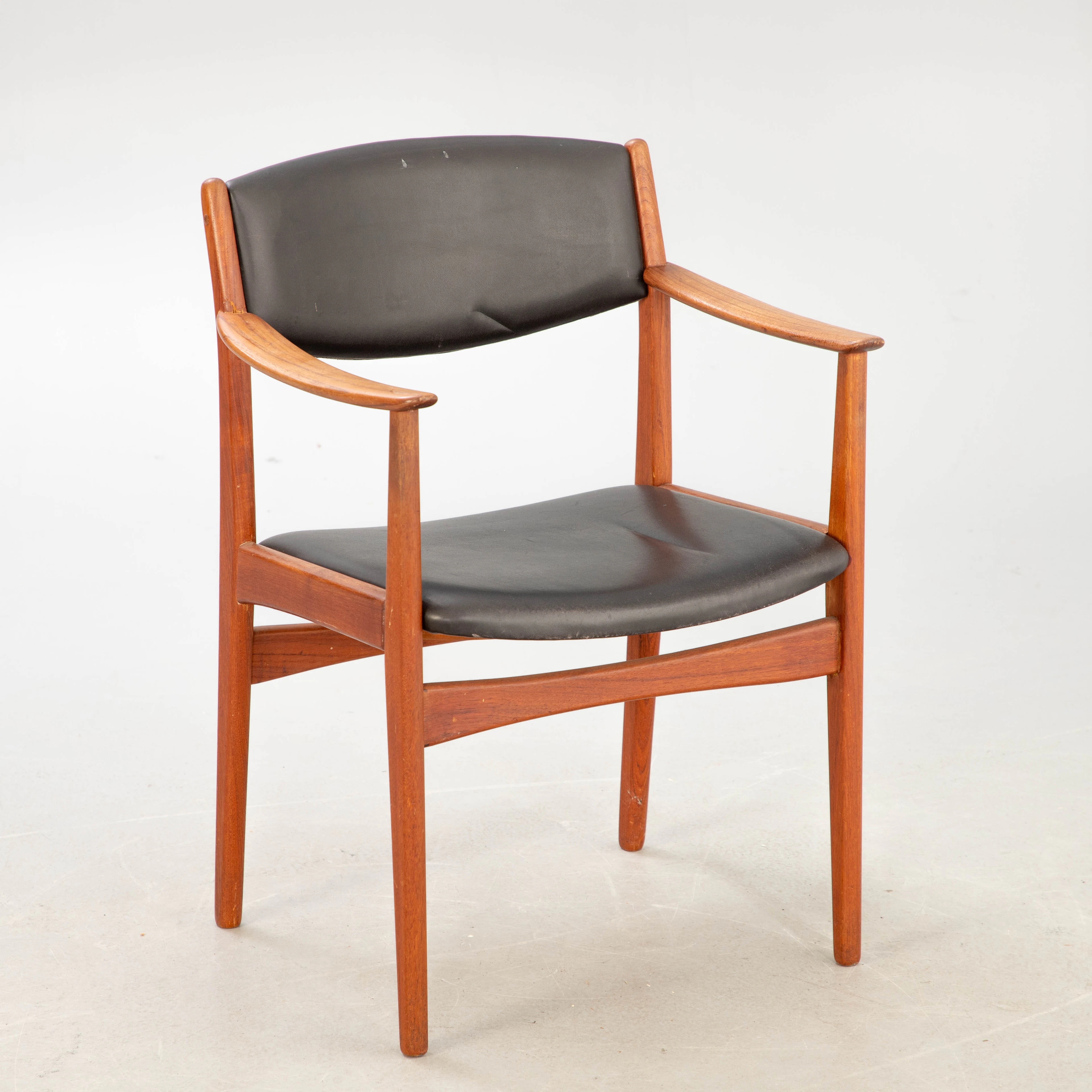 ALBIN JOHANSSON, HYSSNA. Armlehnstuhl in Teak, schwarzes Kunstleder