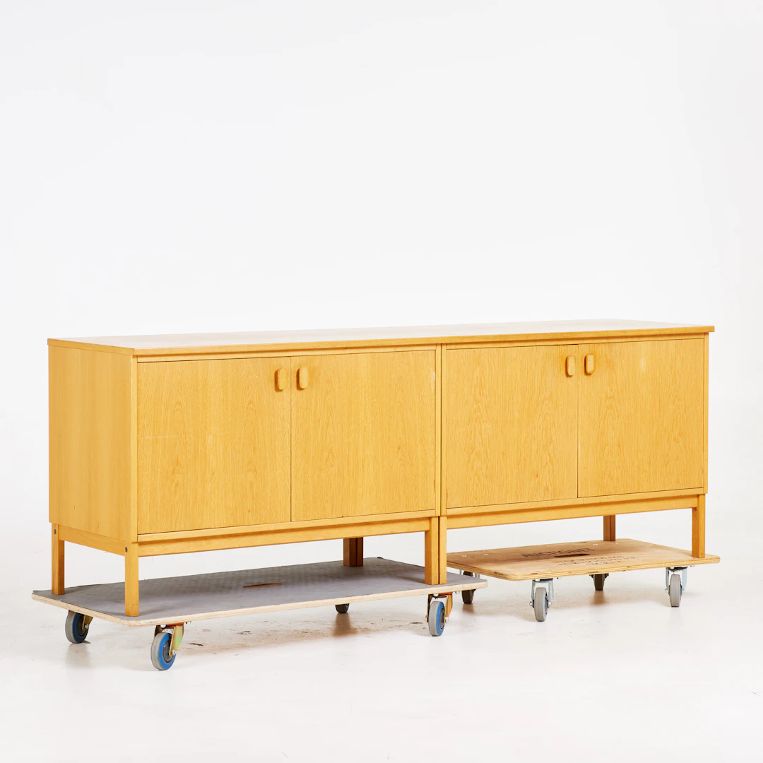SIDEBOARD, 1900-talets mitt, två skåpdelar med skiva ovanpå, ekfaner