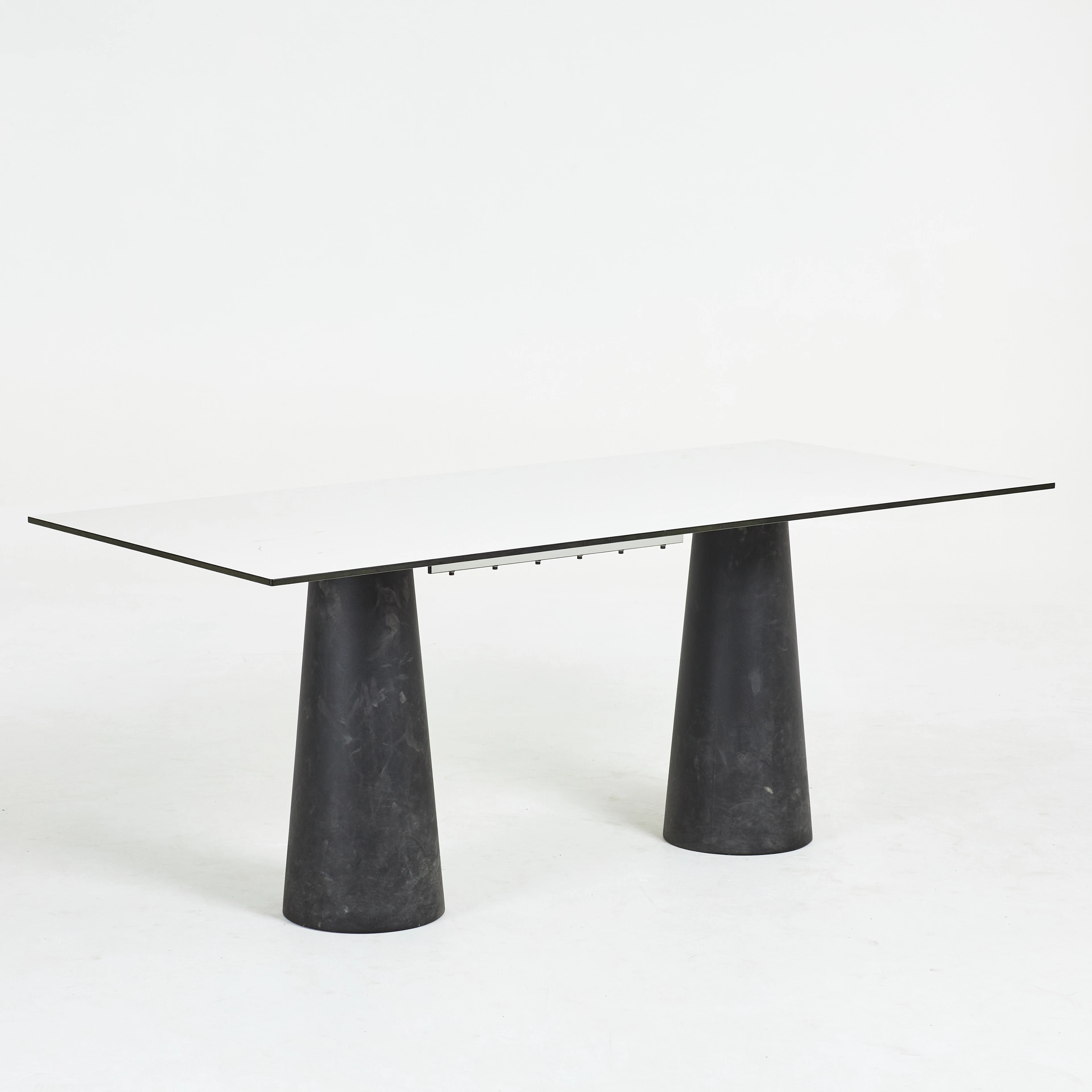 MARCEL WANDERS. Matbord, "Container", för Moooi, skiva i laminat.