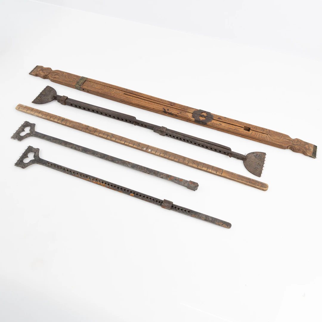 VÄVSPÄNNARE, MÄTSTICKA, allmoge, 5 stycken, trä samt smide, 1800-tal.